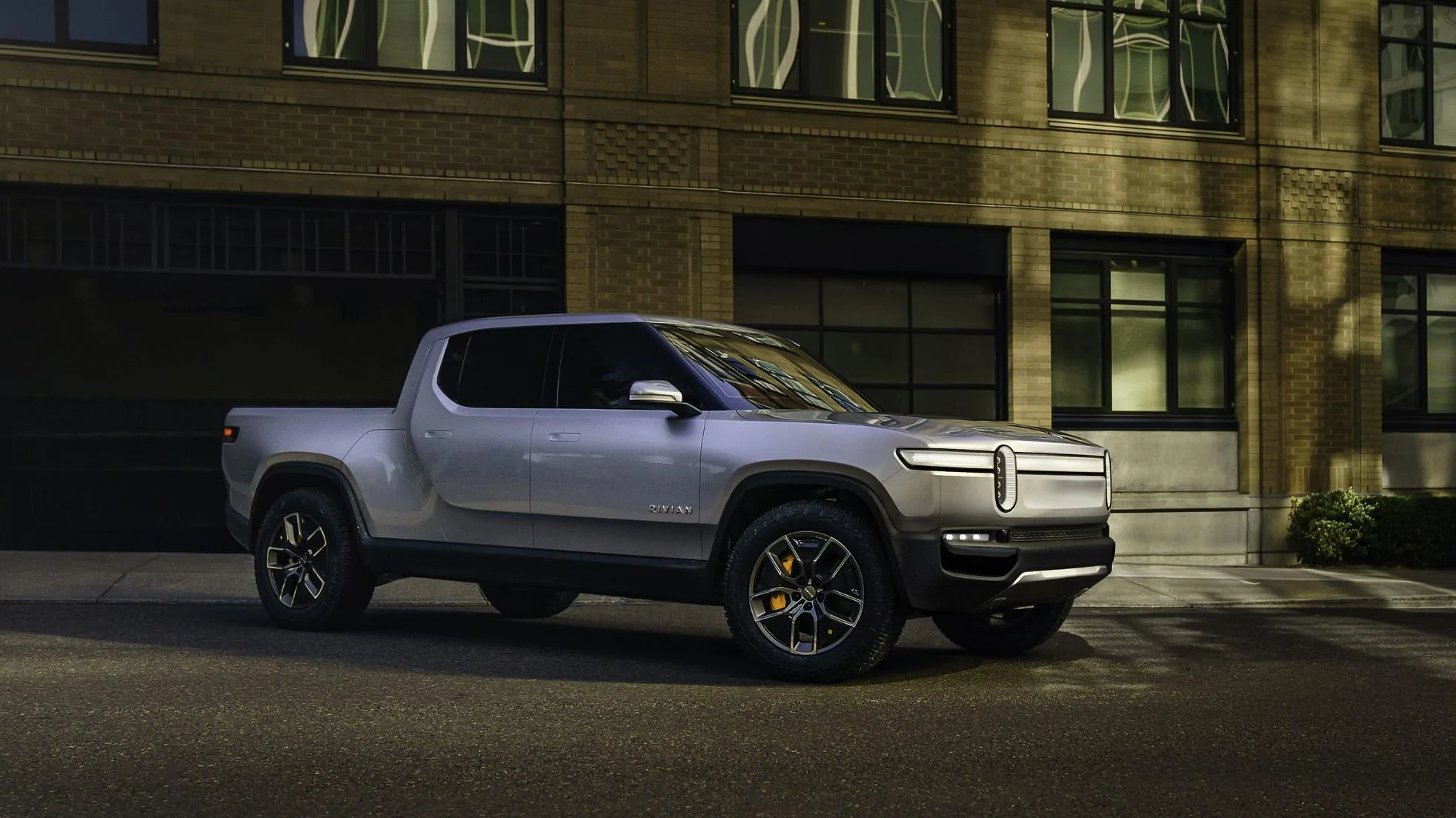 Rivian R1T R1S Rivian R1T All-Electric Pickup Truck Revealed: 0-60 in 3 secs, 400 mile range, tows 11,000 pounds rivian-r1t-reveal-2