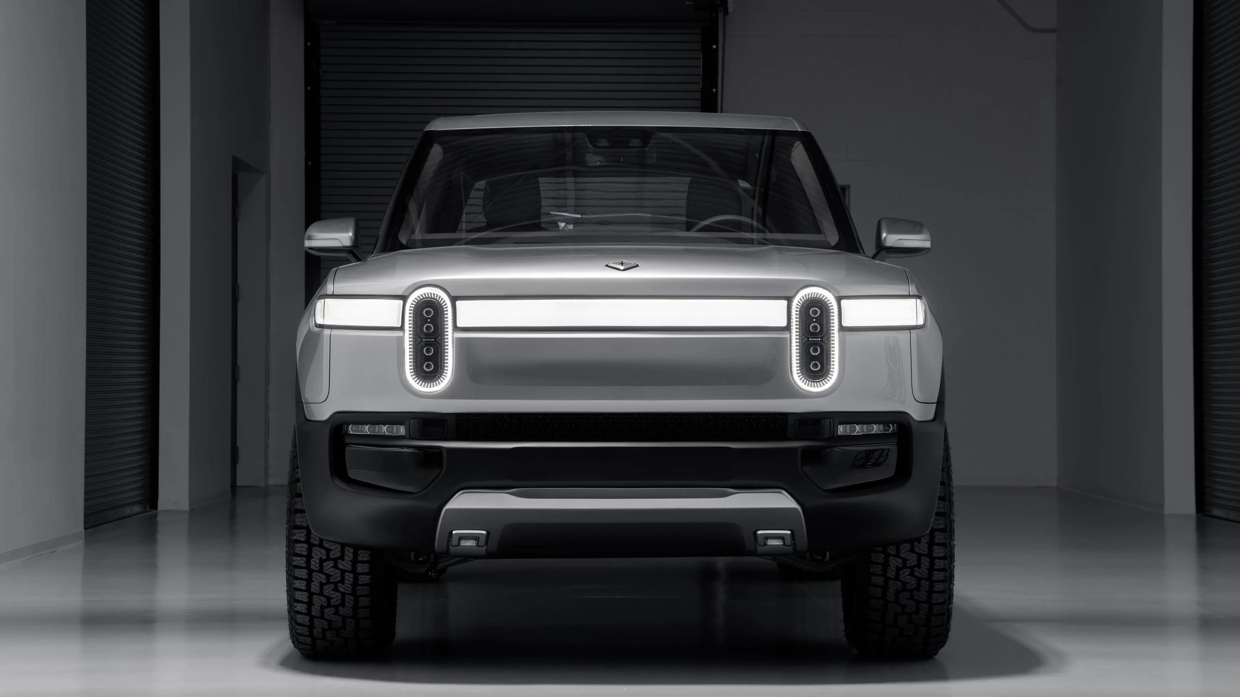 Rivian R1T R1S Rivian R1T All-Electric Pickup Truck Revealed: 0-60 in 3 secs, 400 mile range, tows 11,000 pounds rivian-r1t-reveal-2-4