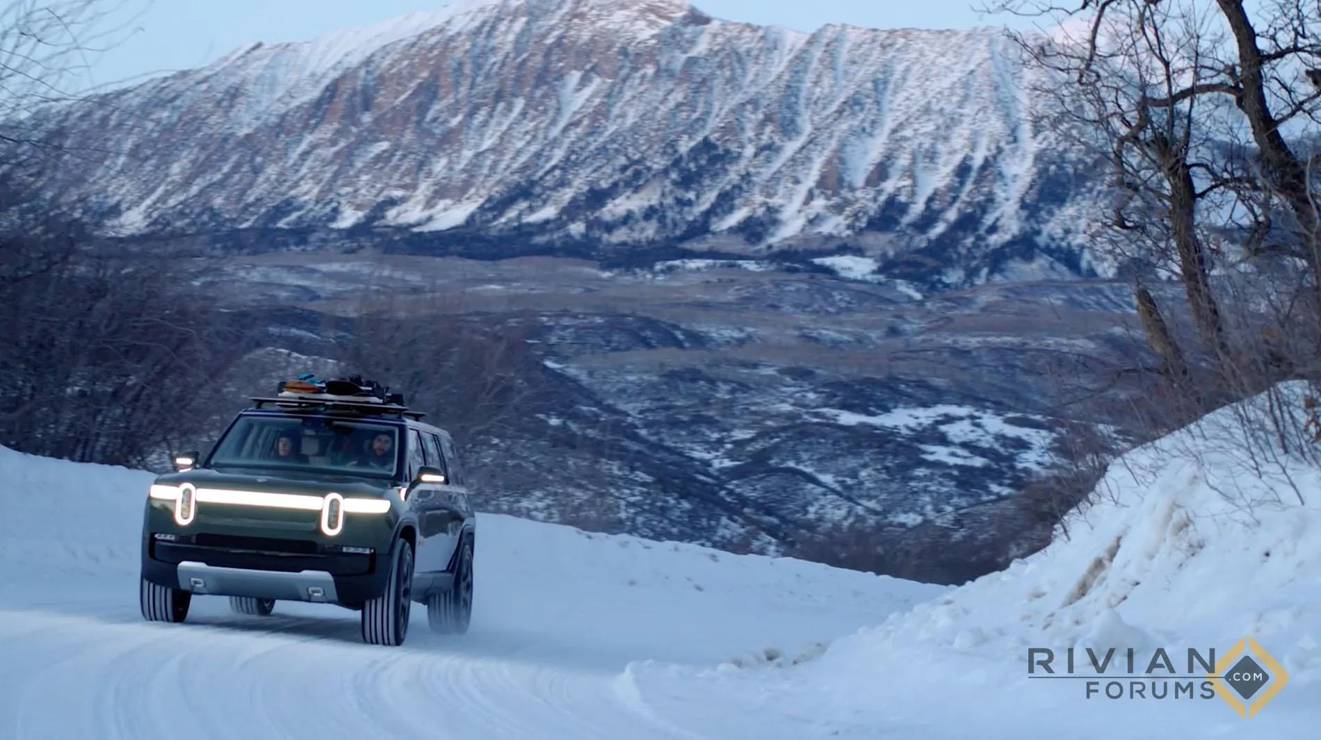 Rivian R1T R1S R1S looking more and more like Range Rover Rivian-R1S-R1T-Snowboarding-Adventure5