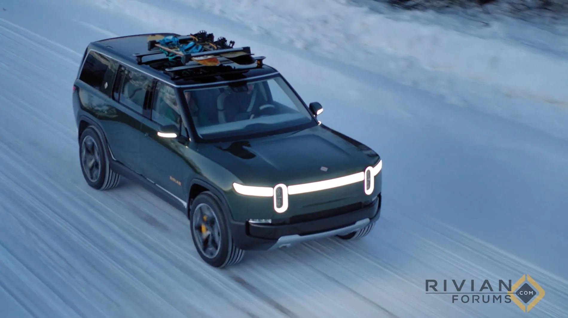 Rivian R1T R1S R1S looking more and more like Range Rover Rivian-R1S-R1T-Snowboarding-Adventure10