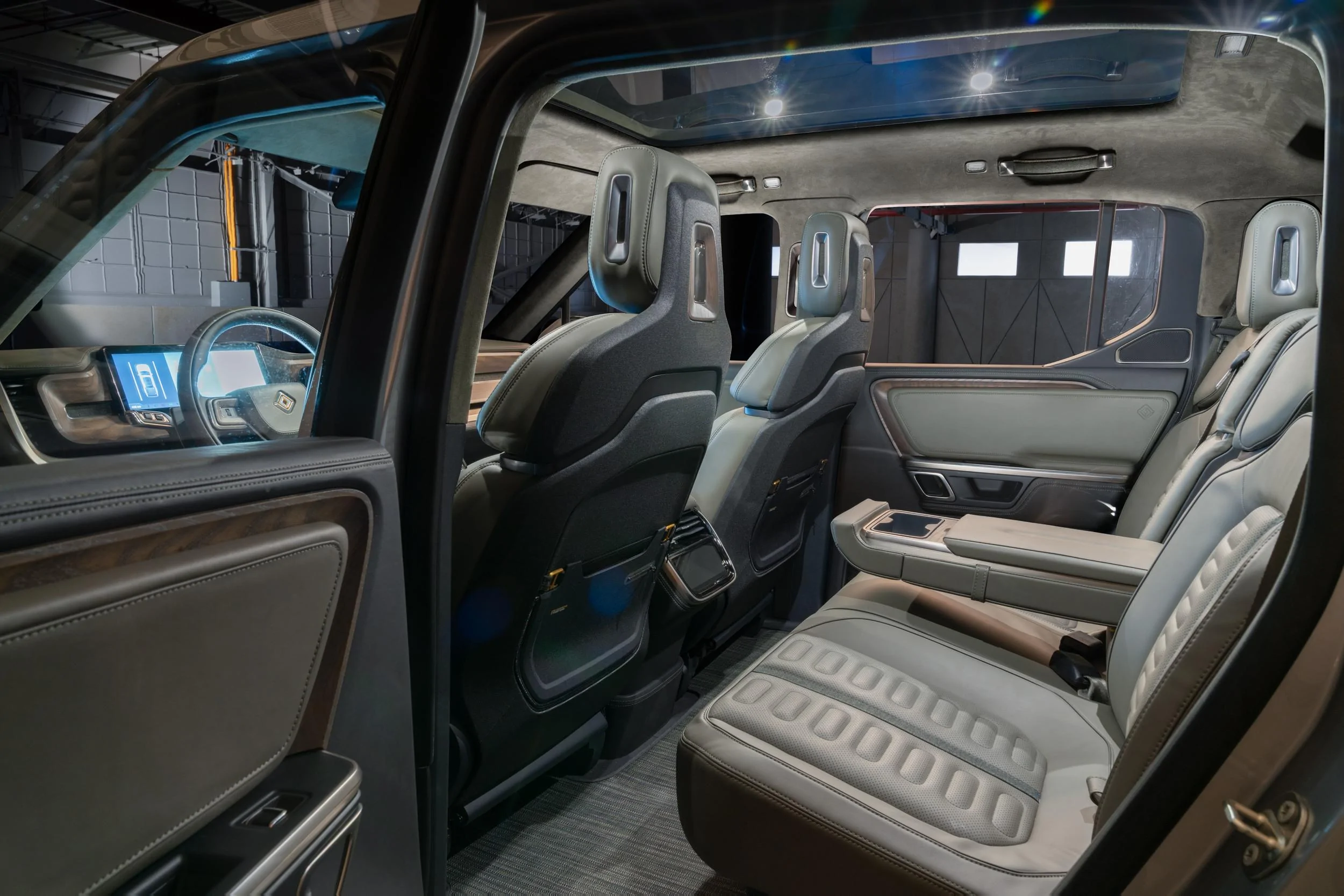Rivian R1T R1S Rivian R1T All-Electric Pickup Truck Revealed: 0-60 in 3 secs, 400 mile range, tows 11,000 pounds rivian-r1t-reveal-1-9