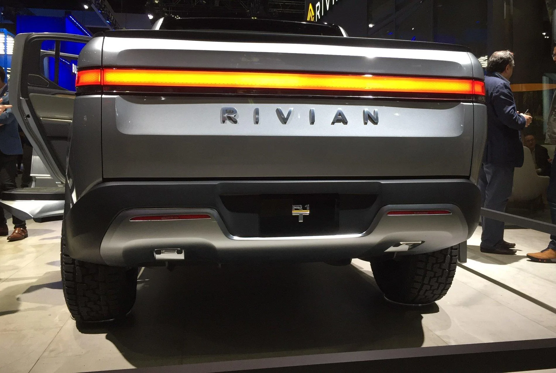 Rivian R1T R1S Bike pads and cameras Rivian_R1T_backend2