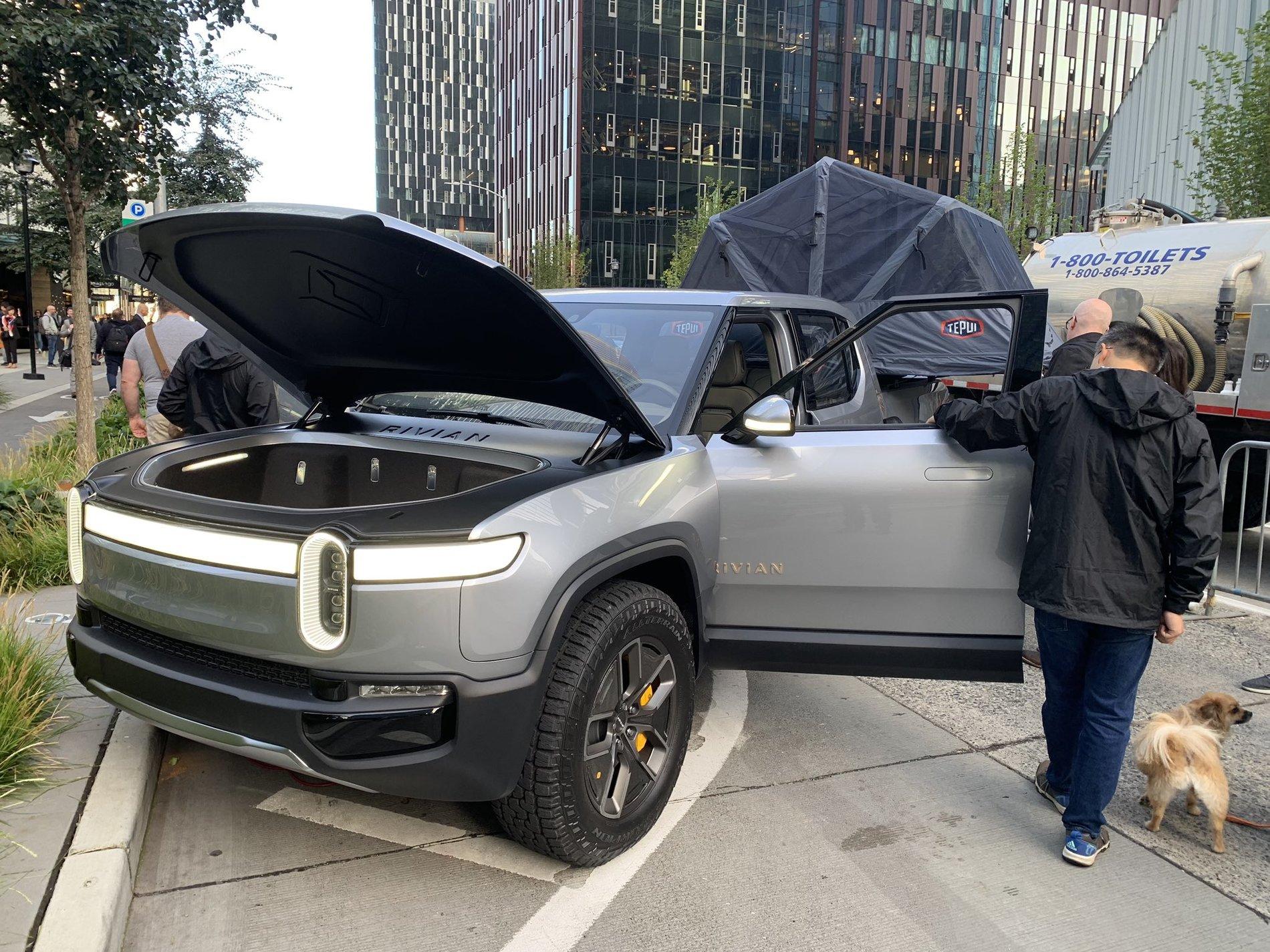 Rivian R1T R1S R1T on display at Amazon 2019 Hardware Event EFUsEQCU0AEFenX