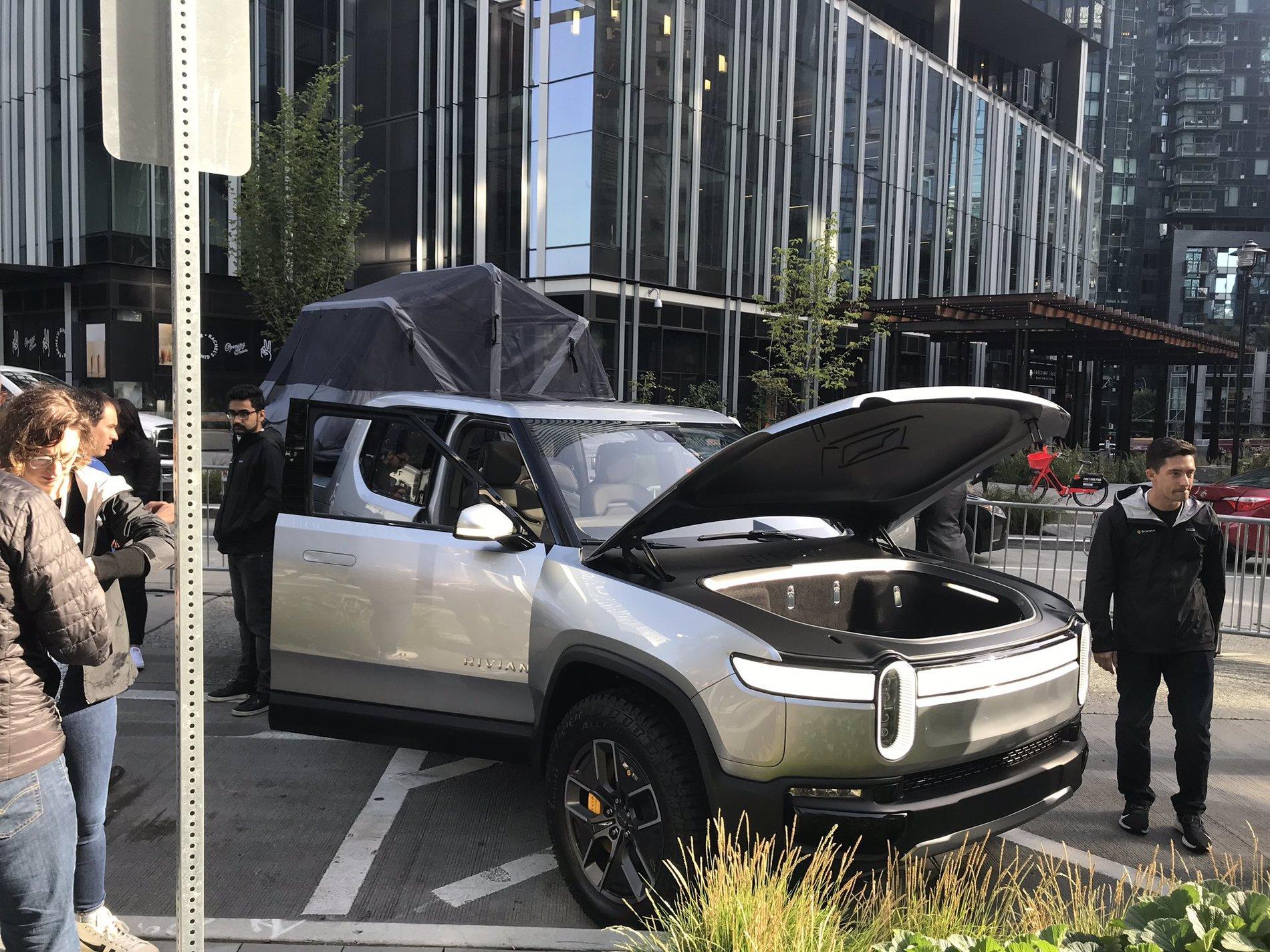 Rivian R1T R1S R1T on display at Amazon 2019 Hardware Event EFUyRHzUwAAF7Nn