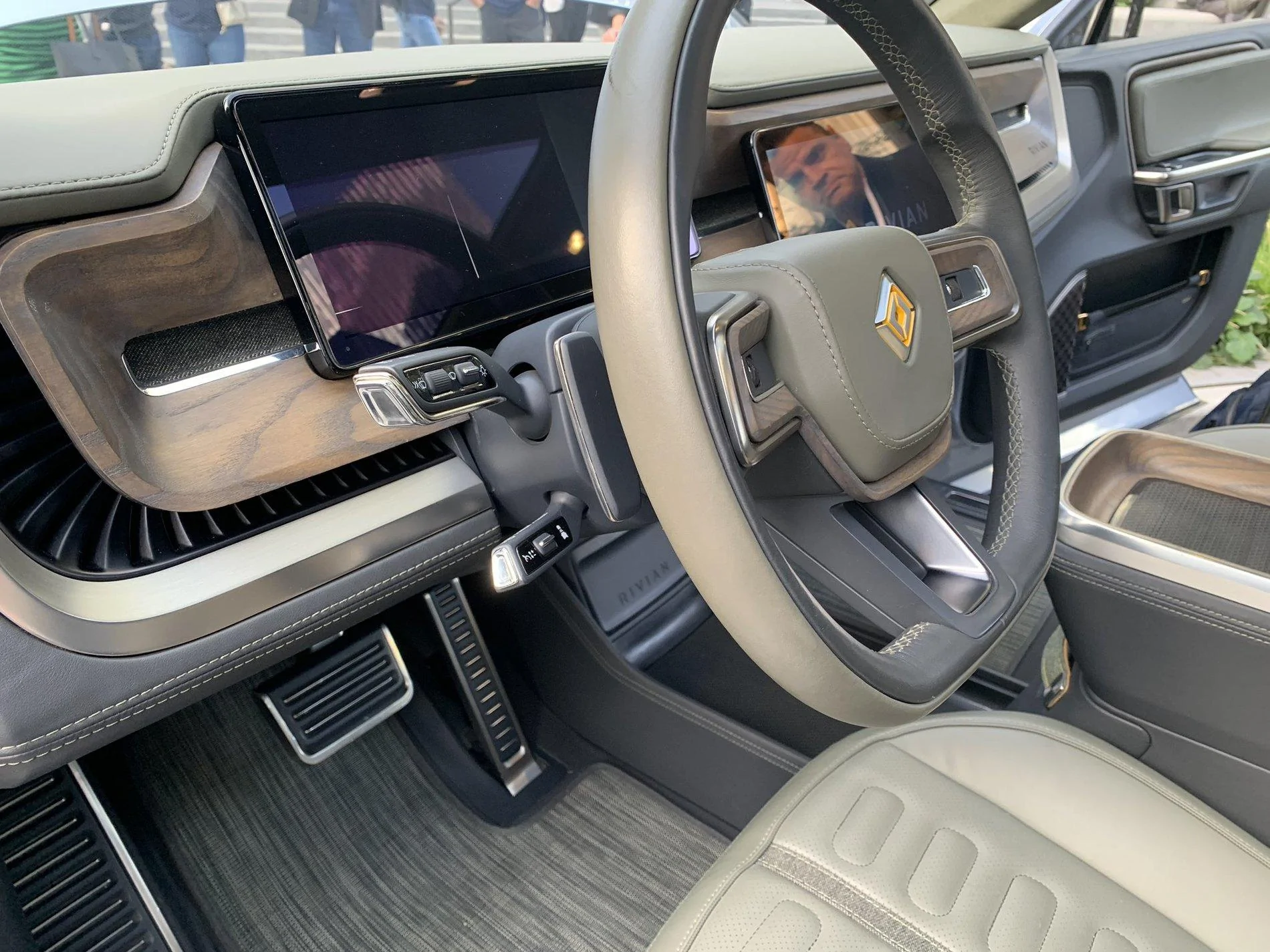 Rivian R1T R1S R1T on display at Amazon 2019 Hardware Event EFUsEQYVUAIkK3B
