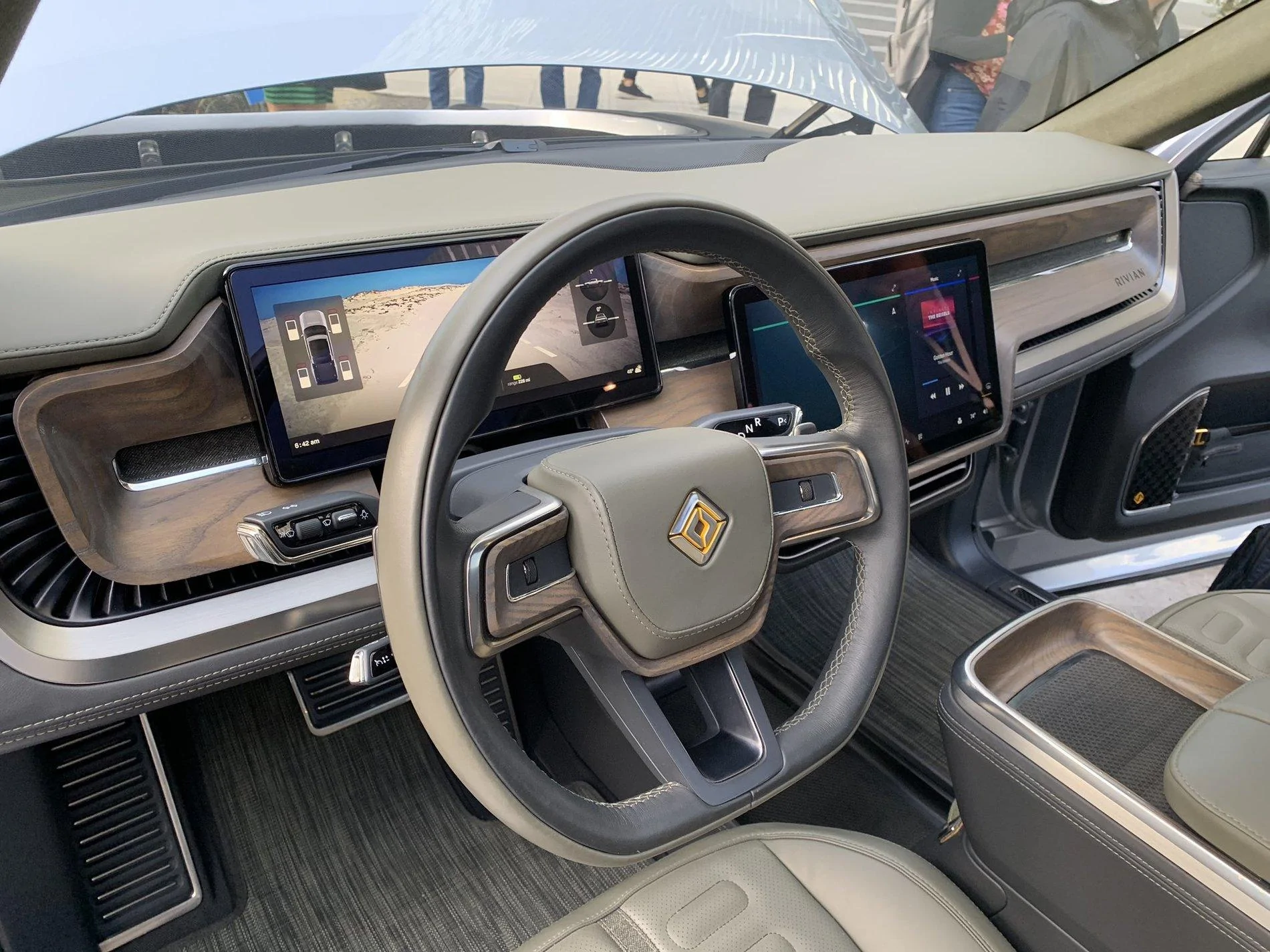 Rivian R1T R1S R1T on display at Amazon 2019 Hardware Event EFUsEQBU4AAt2WO