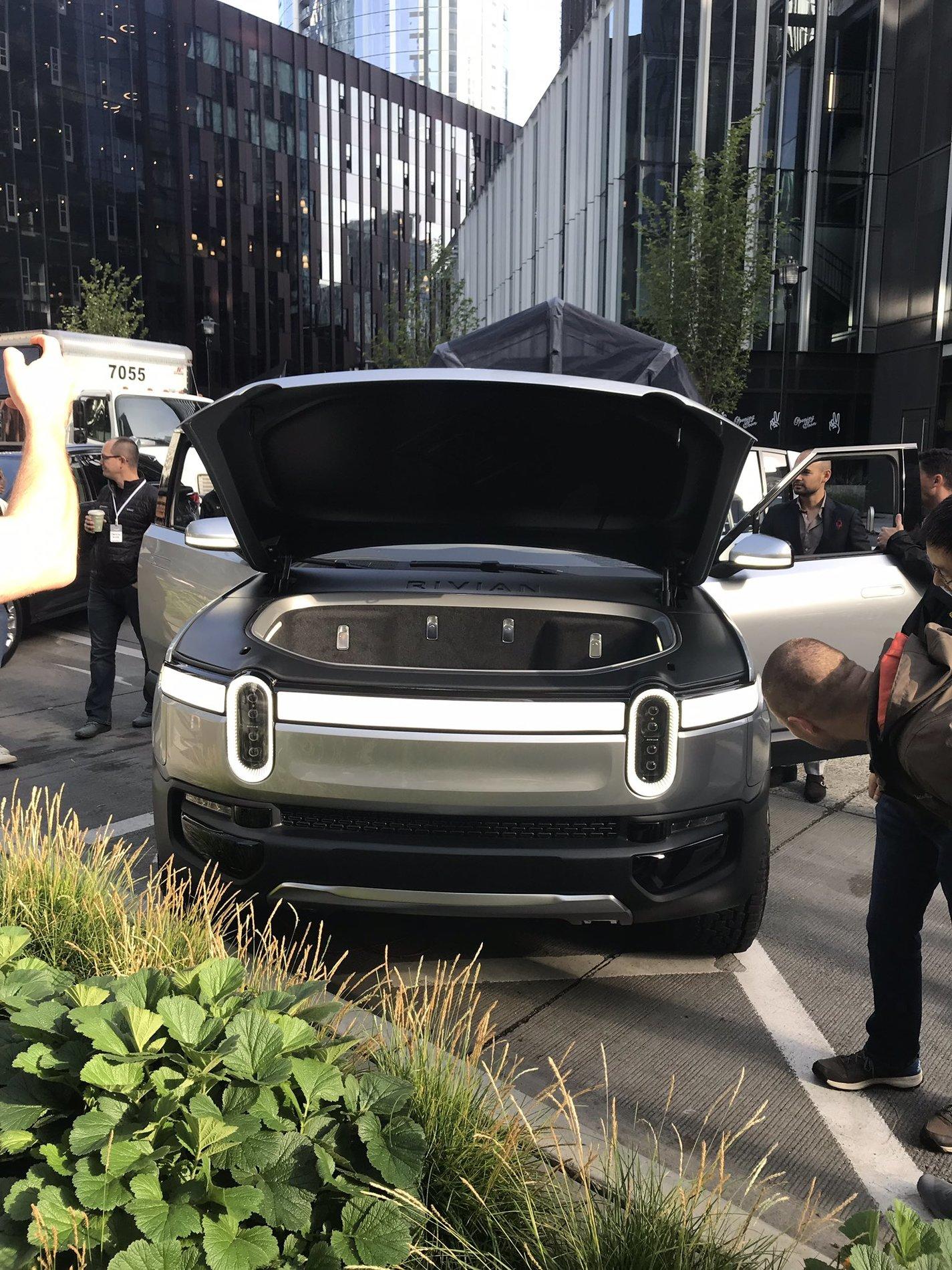Rivian R1T R1S R1T on display at Amazon 2019 Hardware Event EFUyRH0VUAYFU0n