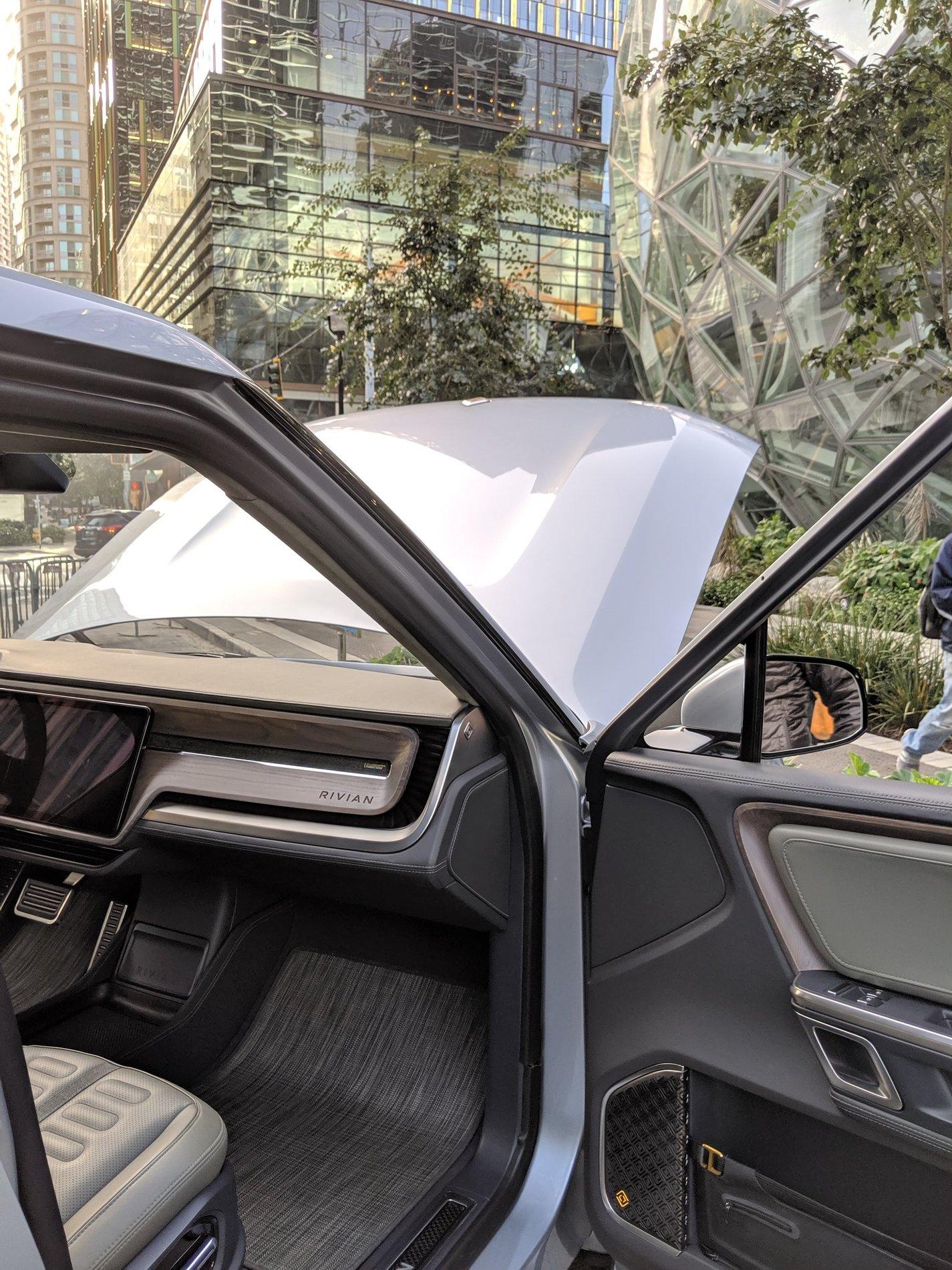 Rivian R1T R1S R1T on display at Amazon 2019 Hardware Event EFUtn6MUwAAscV