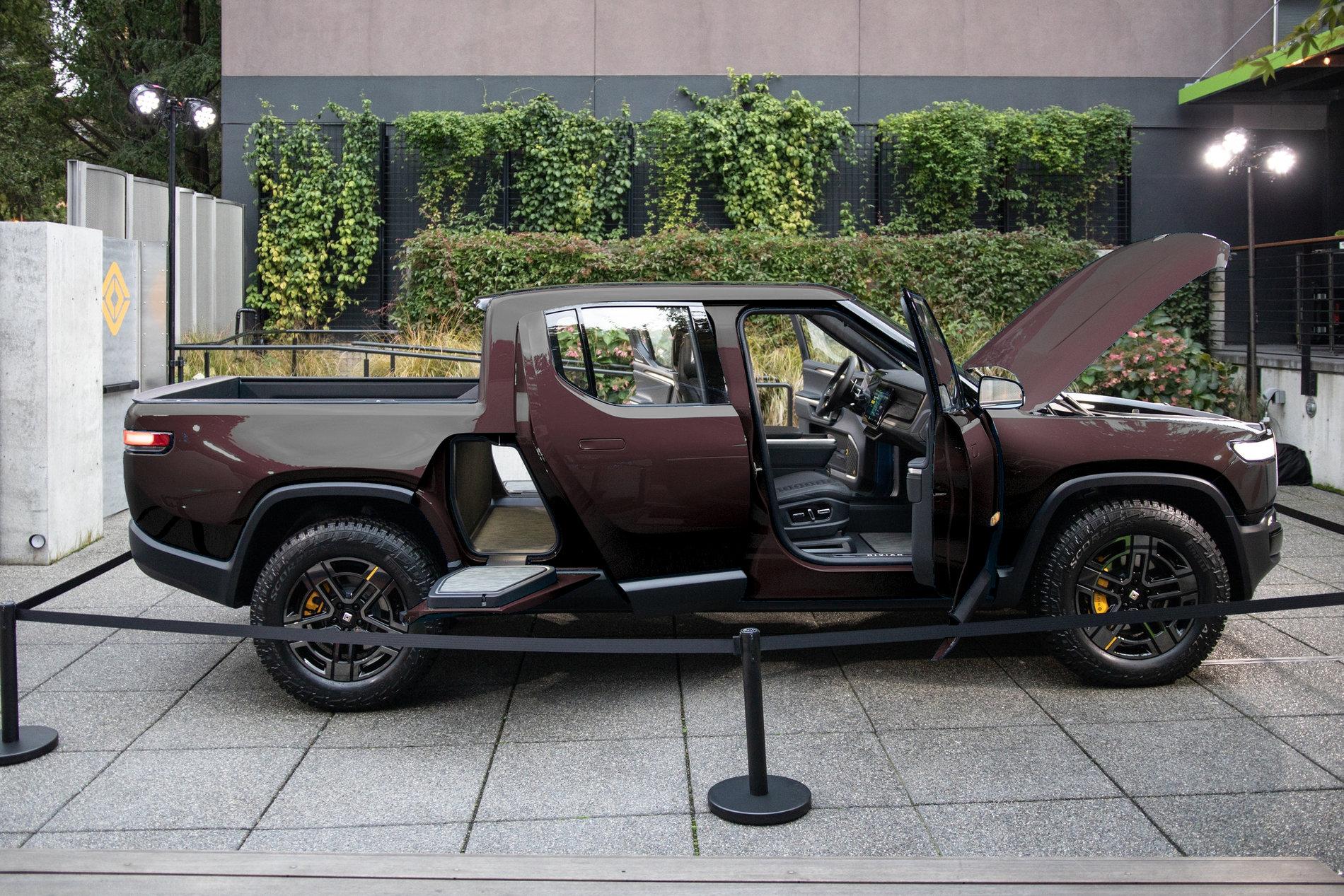 Rivian R1T R1S Rivian R1T Colors - Previews rivian-crimson-black