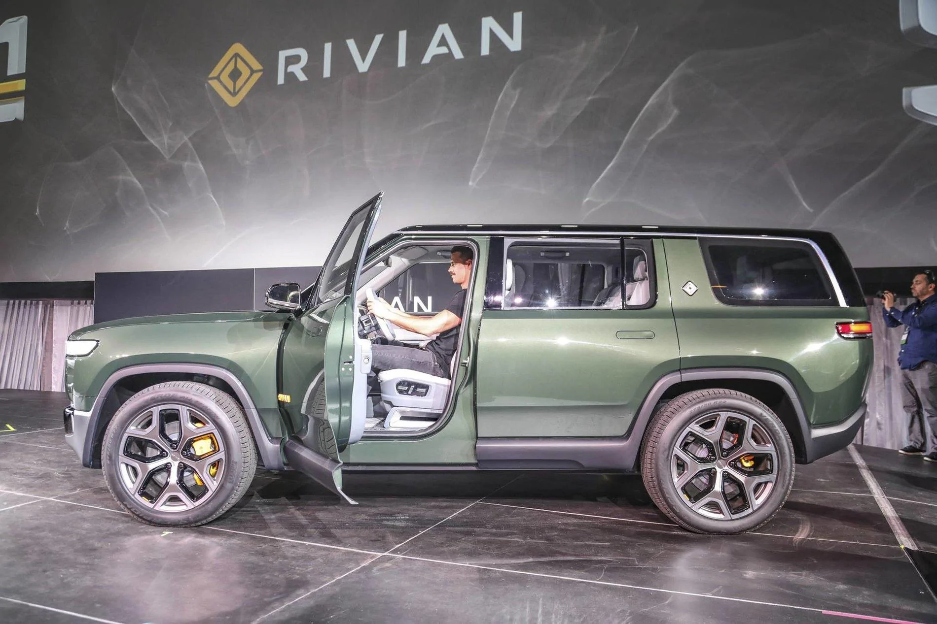 Rivian R1T R1S Thoughts on the bottom door design? Rivian_R1S SUV_Open Door