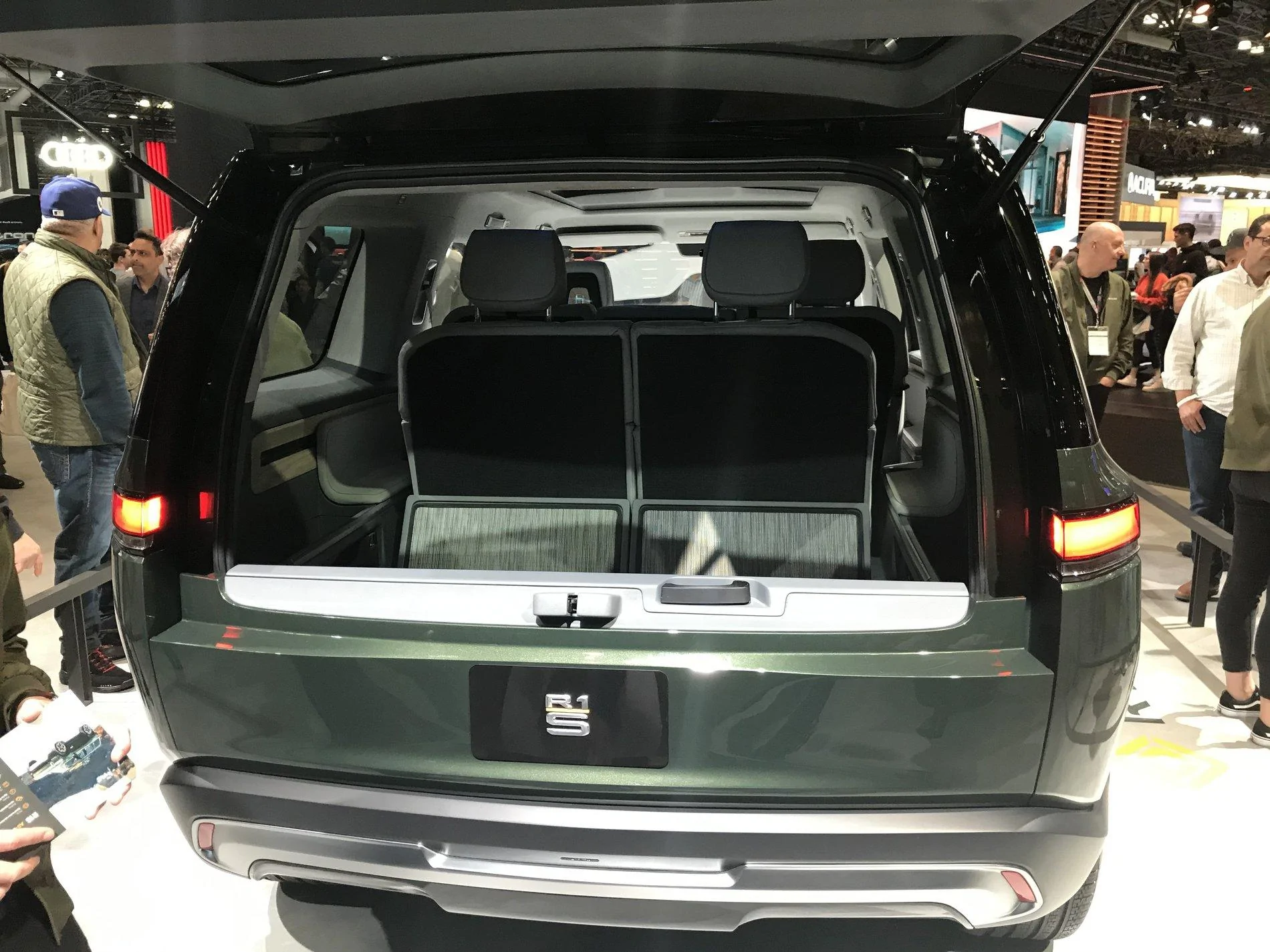 Rivian R1T R1S Rivian submitted new Swing and Drop Tailgate patent 032983A0-85EA-44D3-BBE9-5662EAAAE6C0
