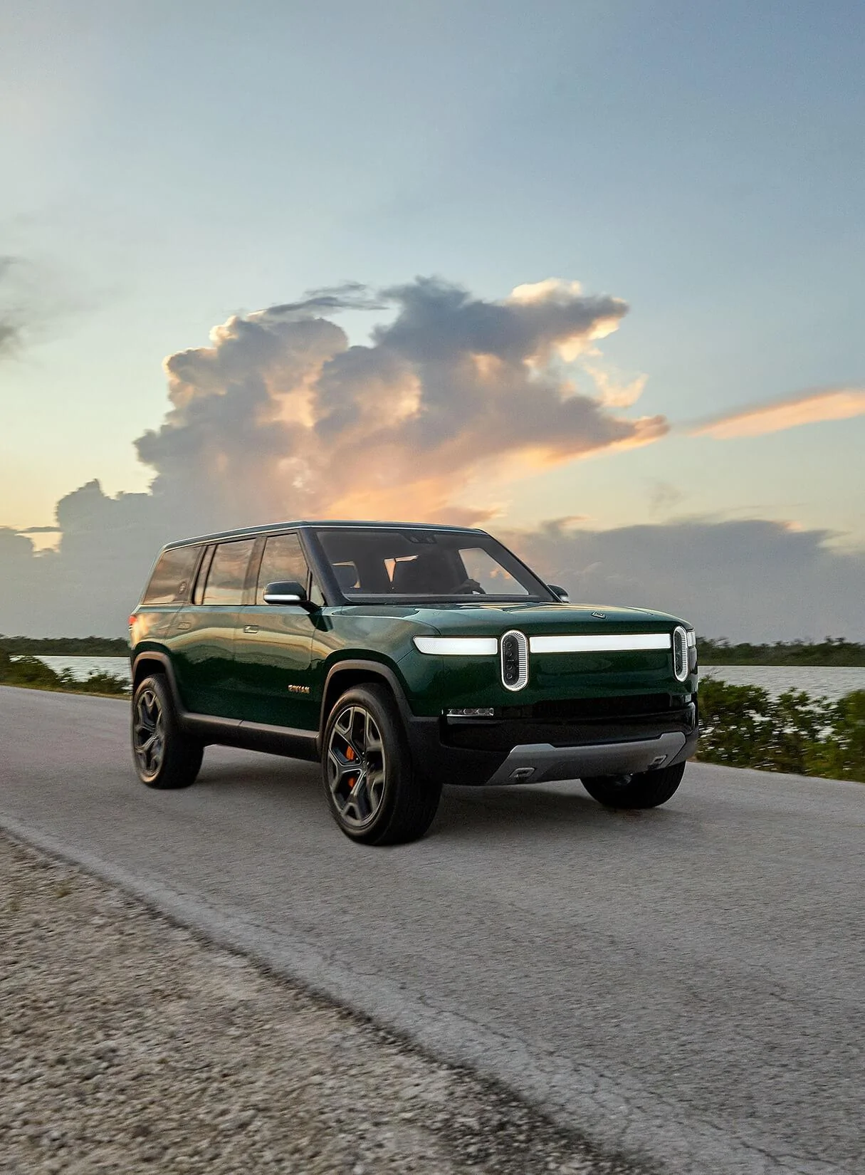 Rivian R1T R1S Rivian.com updated R1SGreen_FL_WidePS_Motion_1642_1215x1650