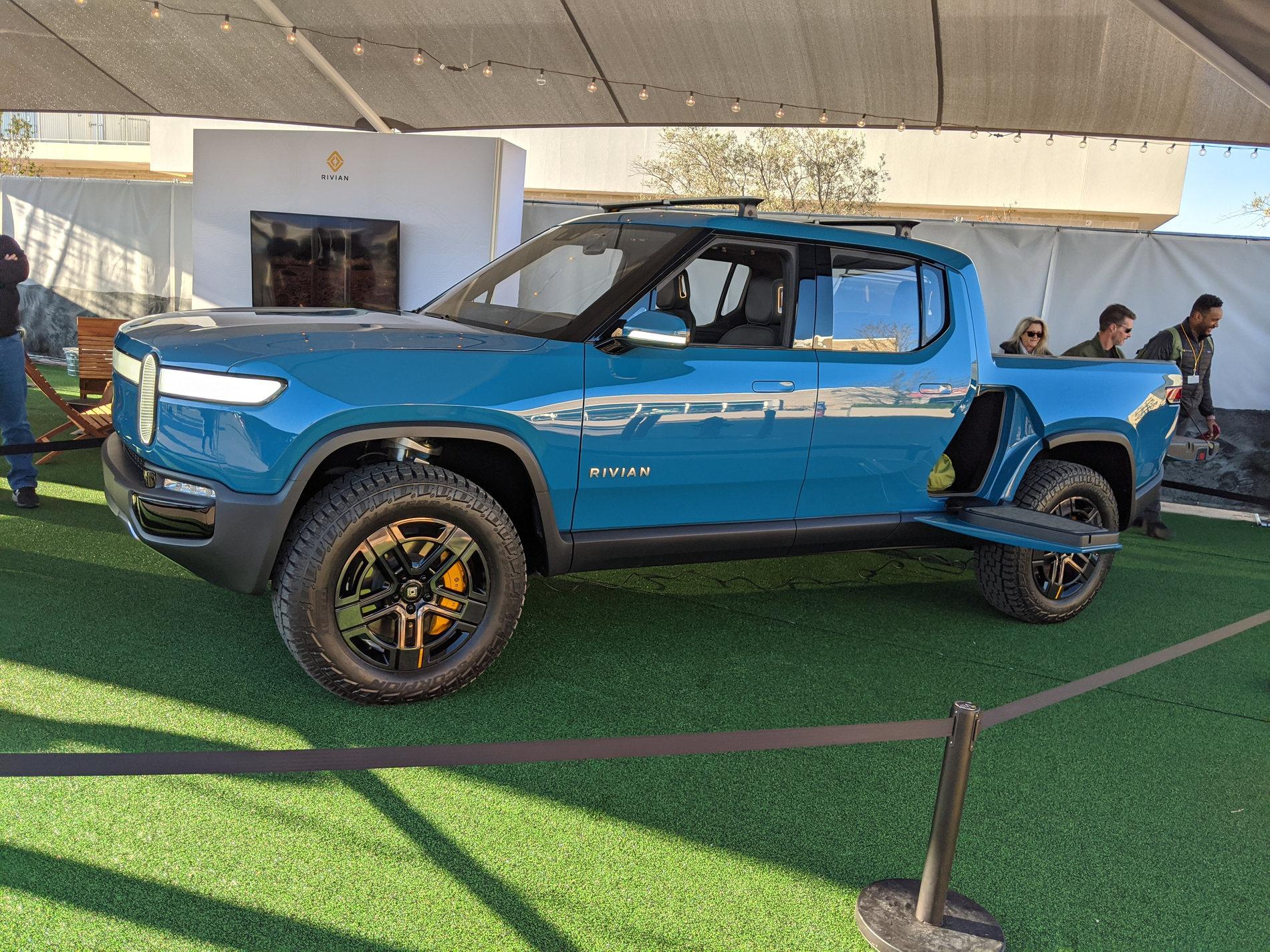 Rivian R1T R1S Rear Split Windows? H9NDEM9