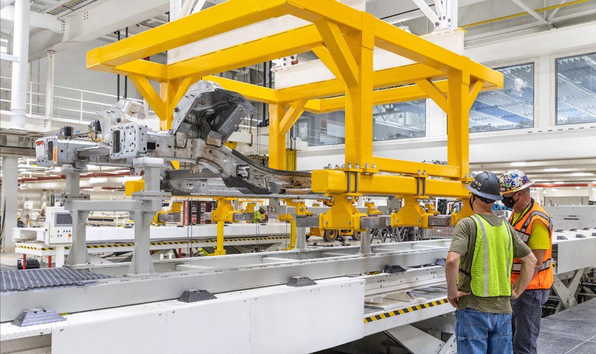 Rivian R1T R1S Rivian Announces New Timelines - R1T Delivery Begins June 2021 and R1S in August 2021. Pilot Production Starts 0af44c05-226c-4a1b-85fc-e28a7e19150d