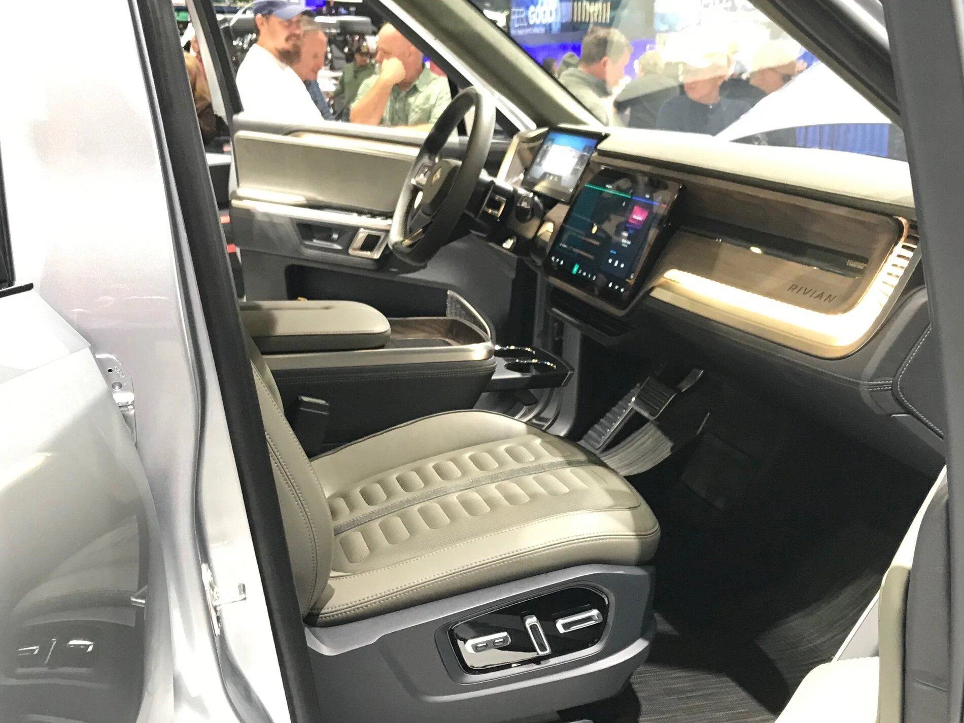 Rivian R1T R1S My first disappointment - cup holders (maybe) IMG_3568 (1)