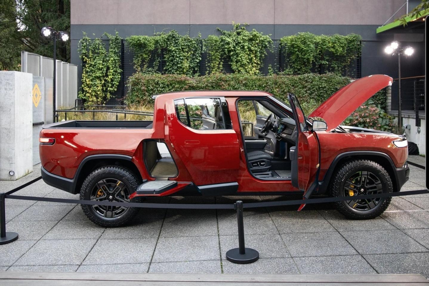 Rivian R1T R1S Rivian R1S in many different colors SmartSelect_20201108-063927_Twitter