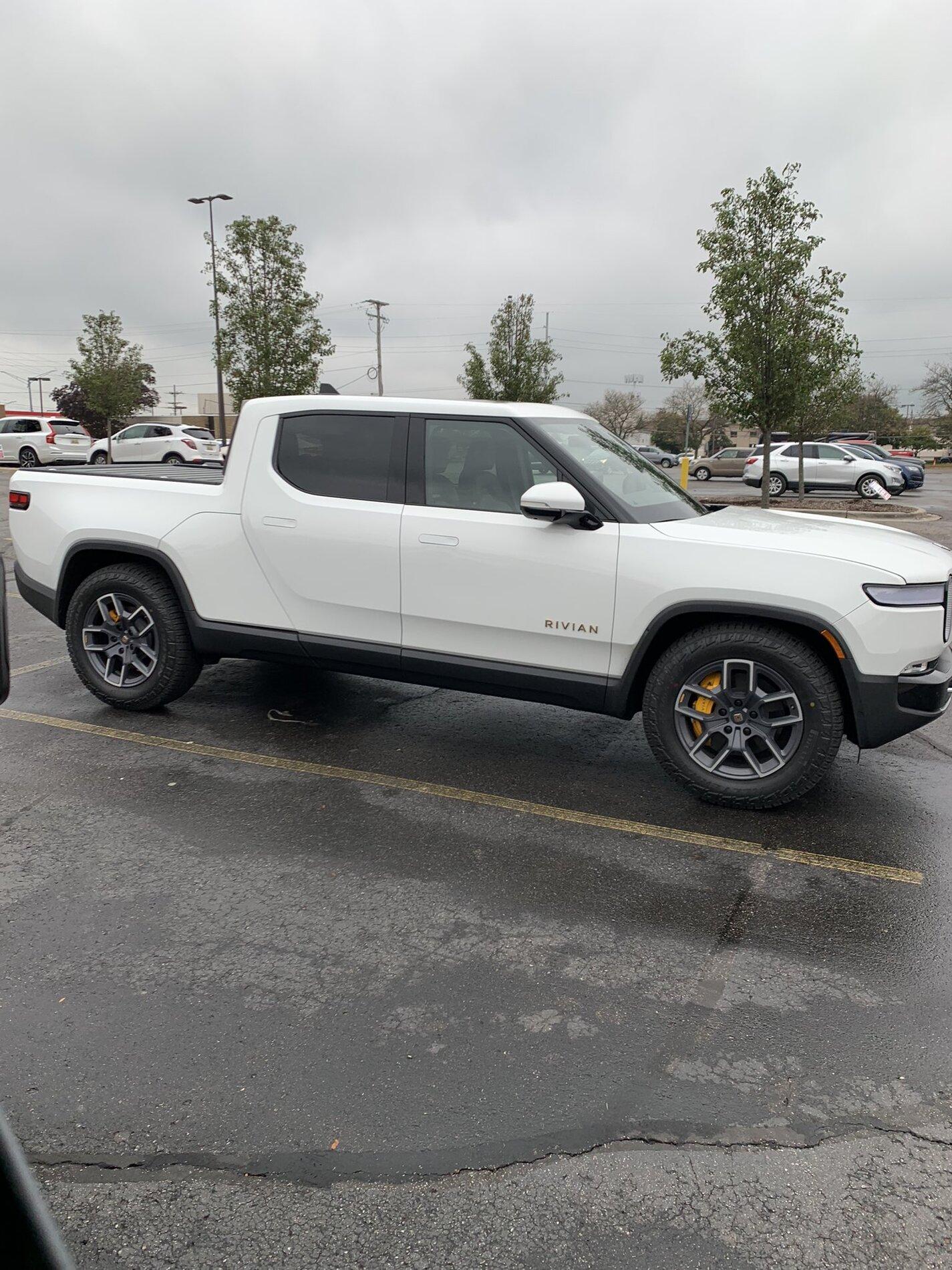 Rivian R1T R1S Real Rivian Photos & Videos 19C562B4-7F23-4FAB-850F-A4BB089FBFAF