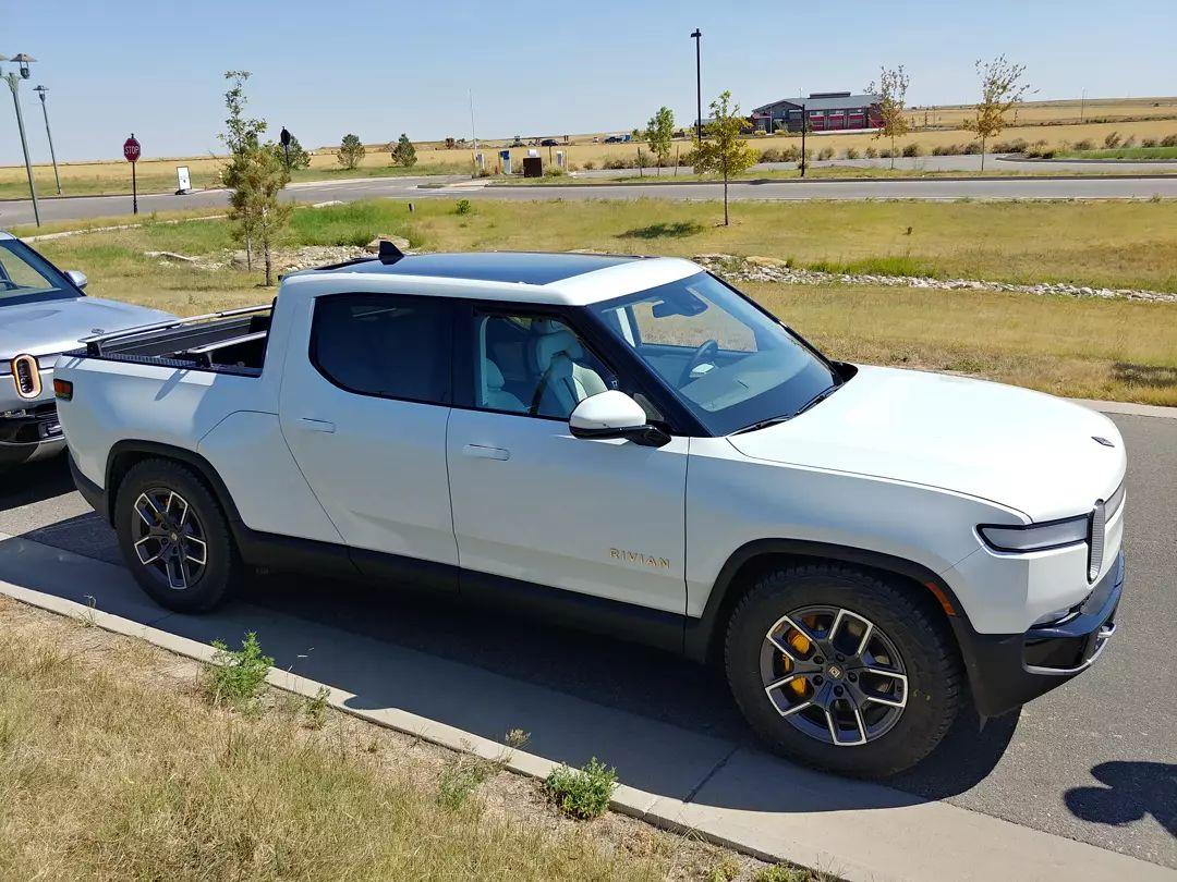 Rivian R1T R1S GLACIER WHITE R1T  Photos Glacier White Rivian R1T pickup truck