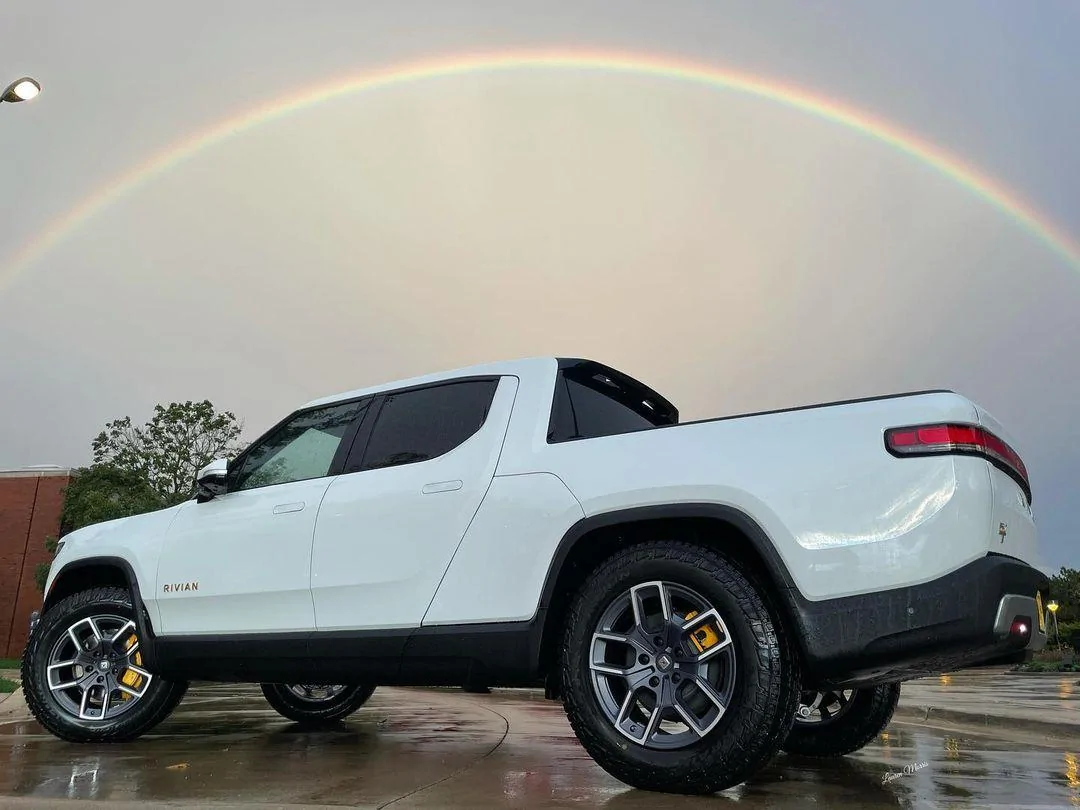 Rivian R1T R1S GLACIER WHITE R1T  Photos 2022 R1T Rivian Glacier Whit
