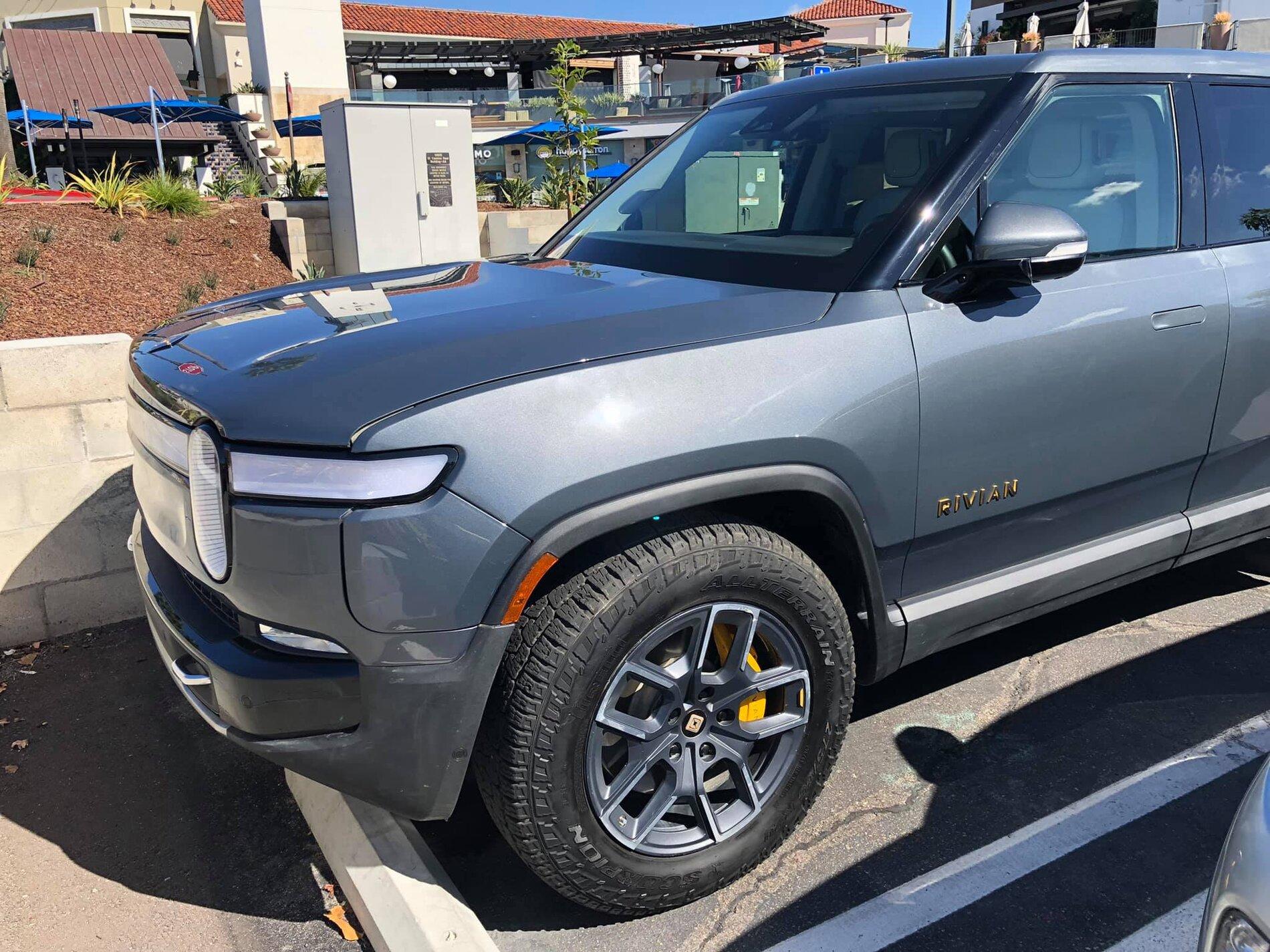 Rivian R1T R1S El CAP GRANITE Rivian Photos Rivian R1T El Cap Granite Gray  2