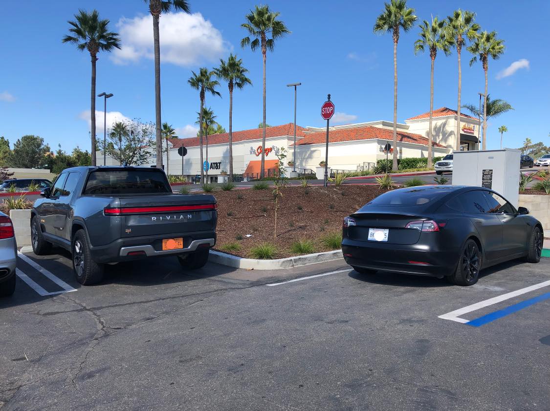 Rivian R1T R1S El CAP GRANITE Rivian Photos Rivian R1T El Cap Granite Gray  1