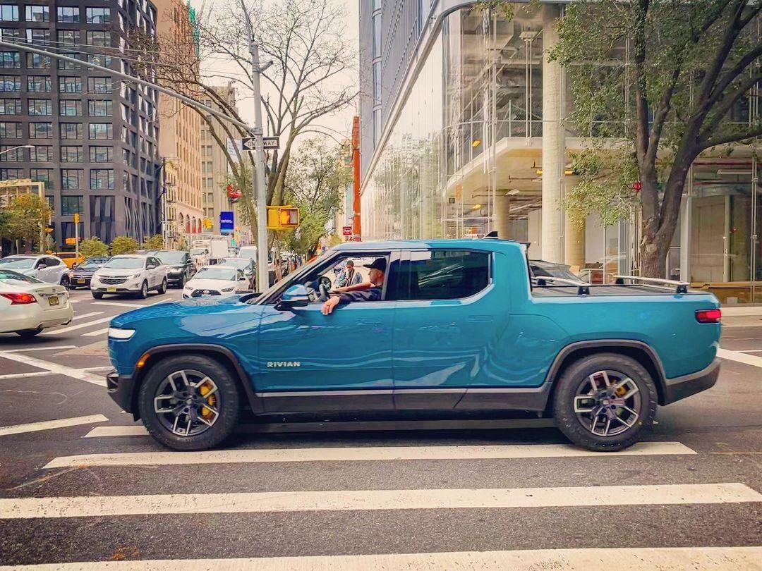 Rivian R1T R1S RIVIAN BLUE Rivian Photos R1T Rivian Blue spotted