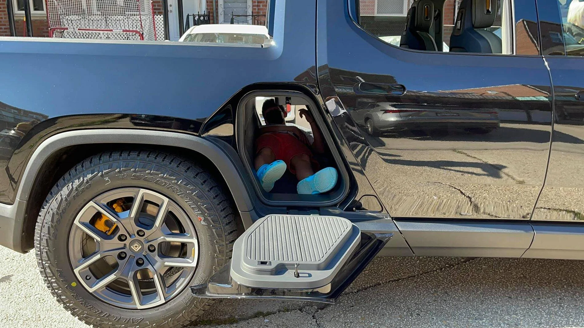Rivian R1T R1S MIDNIGHT (Black) Rivian Photos midnight-black-r1t-rivian-test-drive-1-jpg