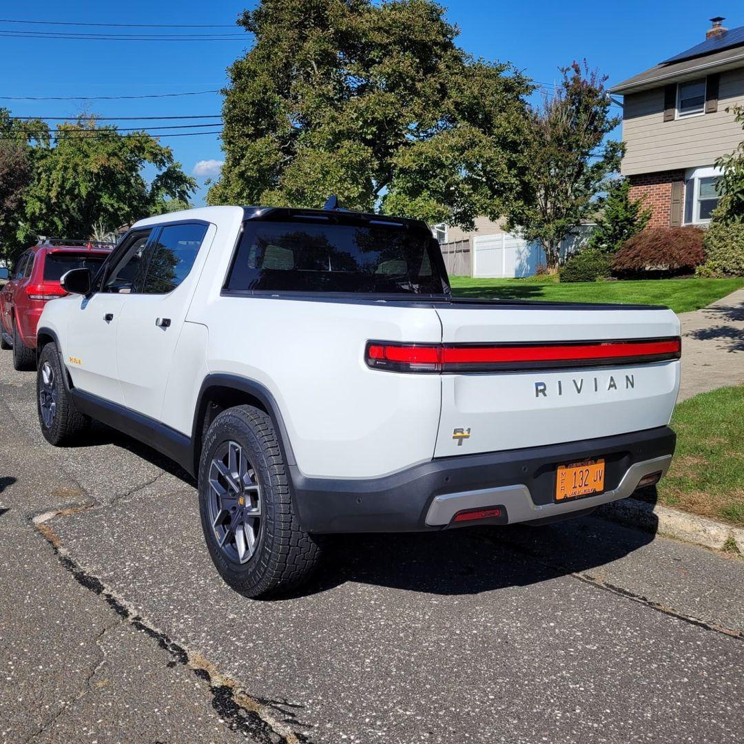 Rivian R1T R1S GLACIER WHITE R1T  Photos Glacier White Ocean Coast Rivian R1T 3