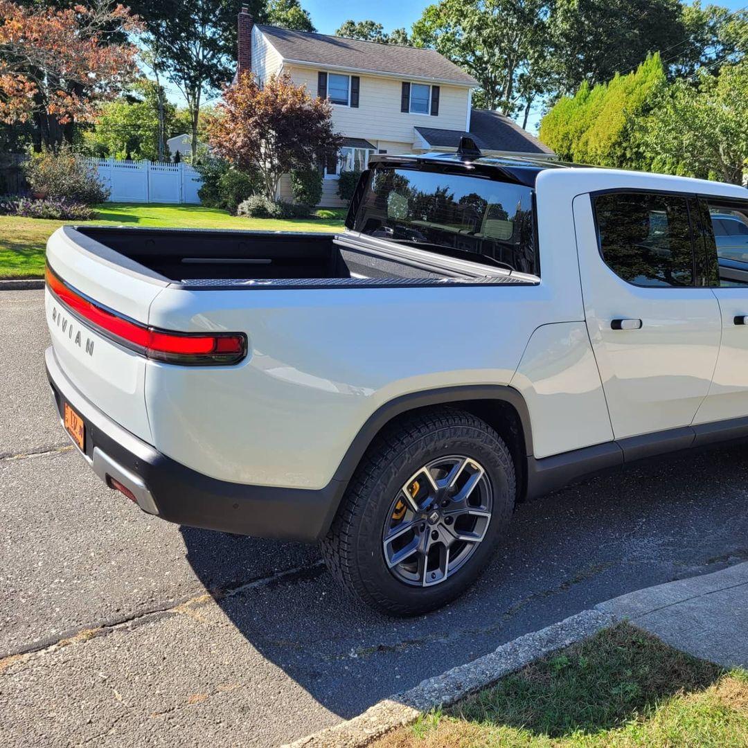 Rivian R1T R1S GLACIER WHITE R1T  Photos Glacier White Ocean Coast Rivian R1T 1