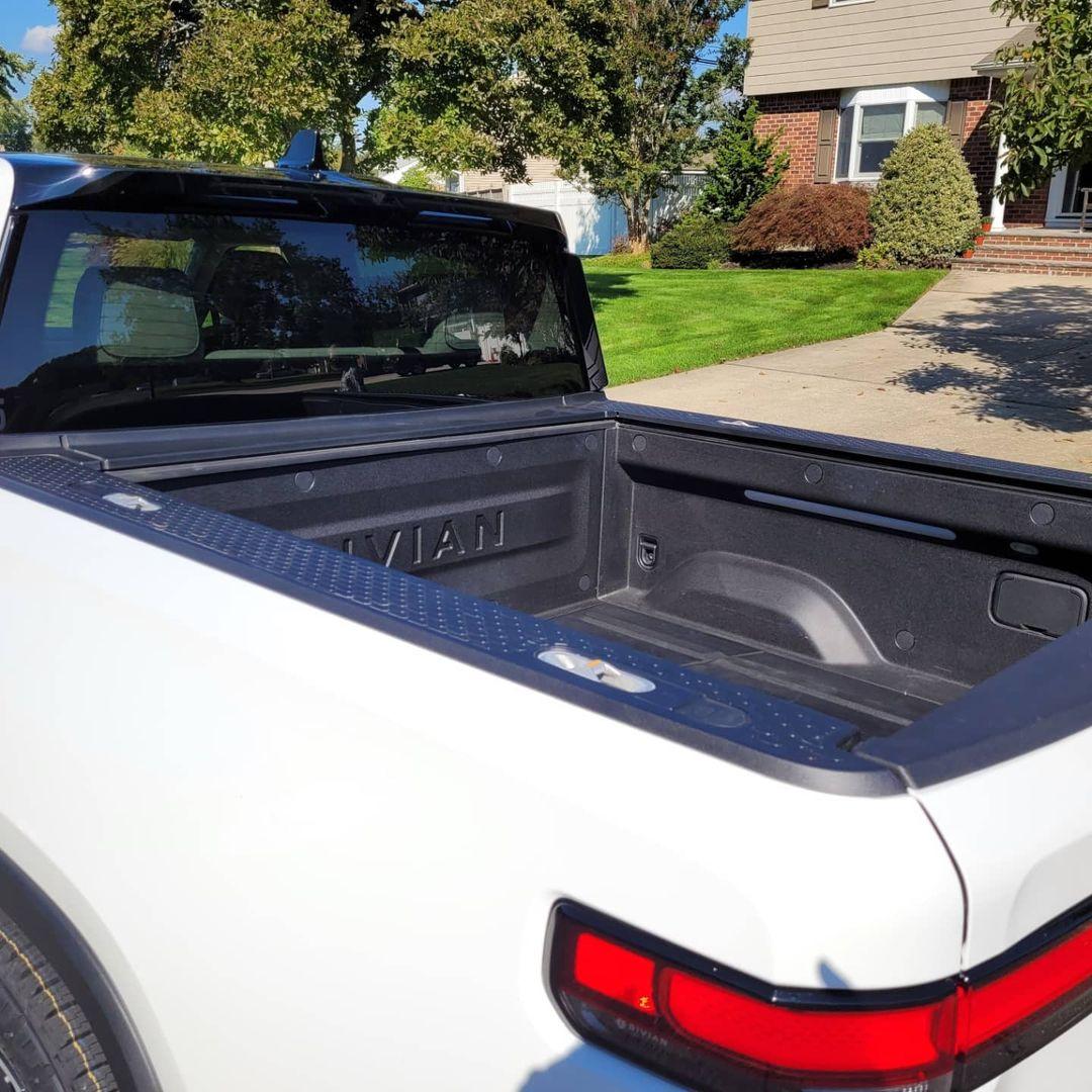 Rivian R1T R1S GLACIER WHITE R1T  Photos Glacier White Ocean Coast Rivian R1T 2