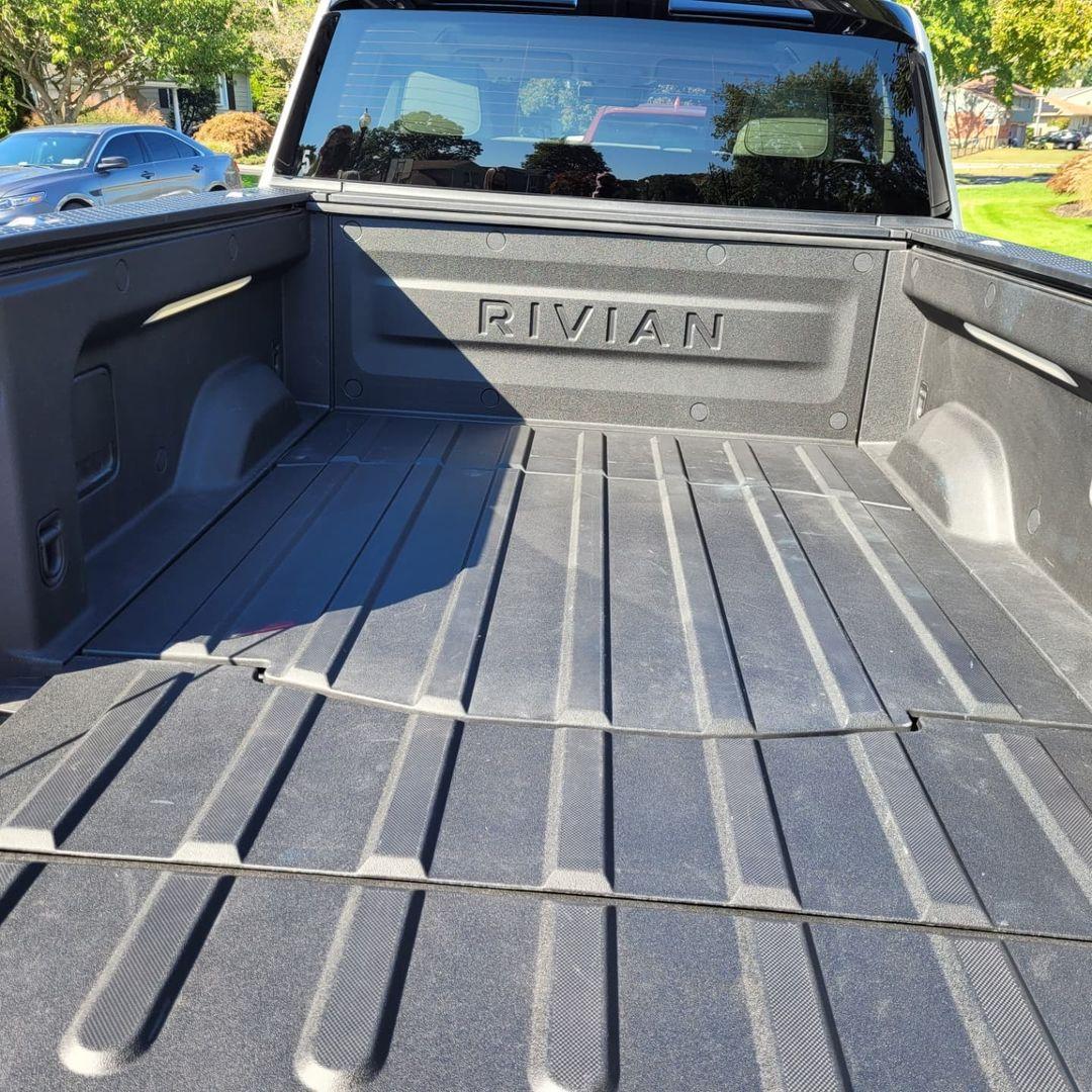 Rivian R1T R1S GLACIER WHITE R1T  Photos Glacier White Ocean Coast Rivian R1T 4