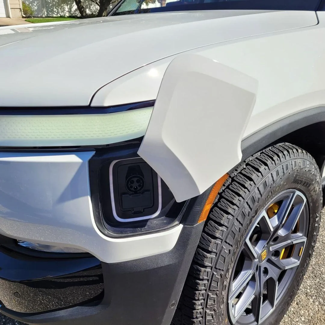 Rivian R1T R1S GLACIER WHITE R1T  Photos Glacier White Ocean Coast Rivian R1T 7