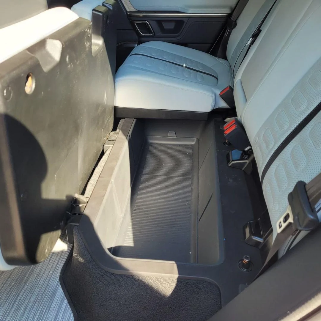 Rivian R1T R1S OCEAN COAST Rivian Interior Photos Glacier White Ocean Coast Rivian R1T 6