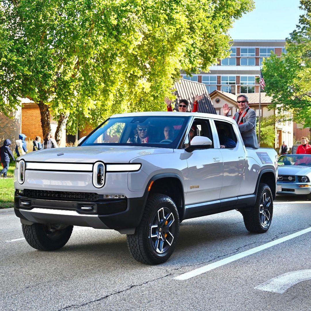 Rivian R1T R1S GLACIER WHITE R1T  Photos 245564773_1515508732116373_8241858822764023811_n