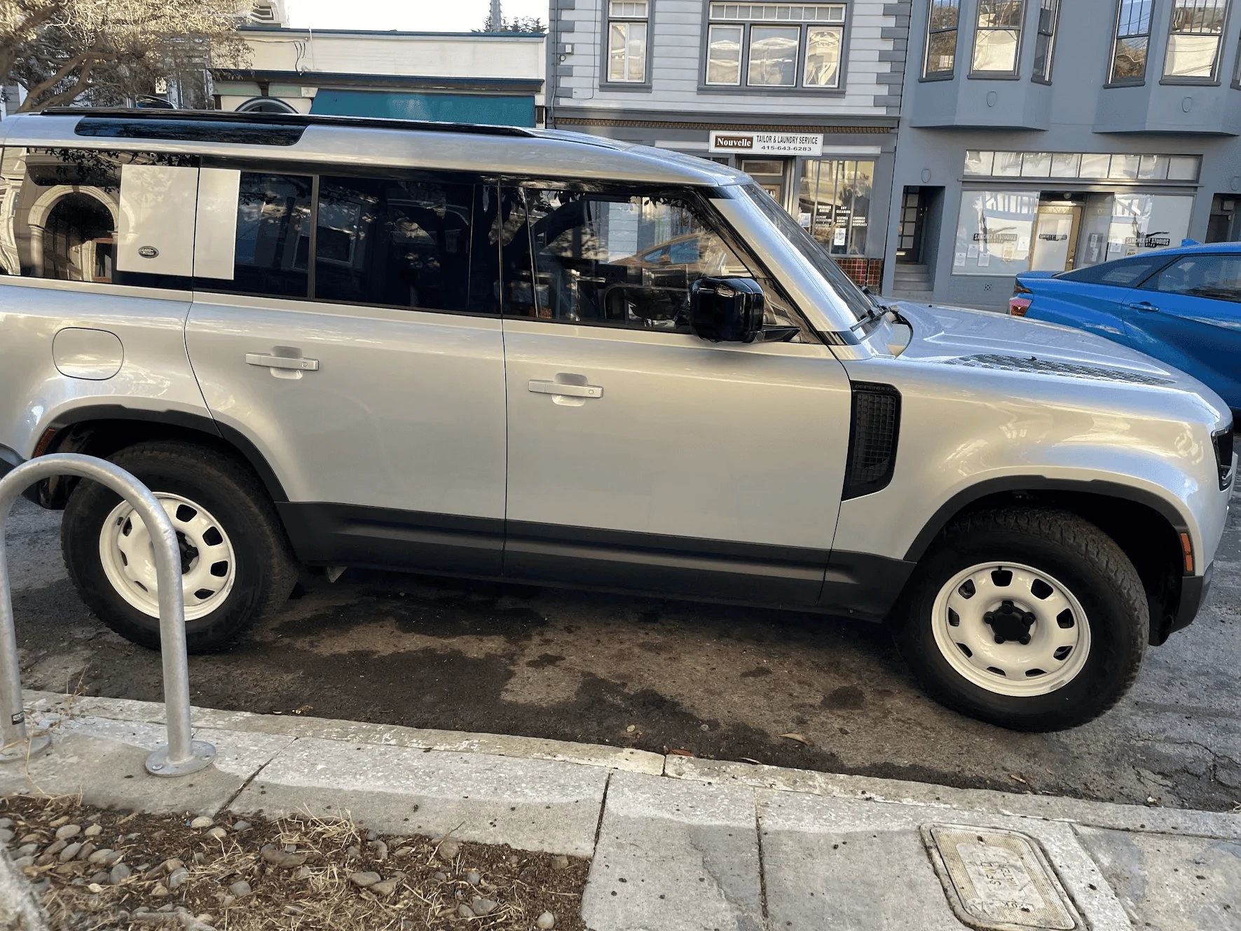 Rivian R1T R1S Rivian wheels compared to Land Rover Defender wheels 1634572976973