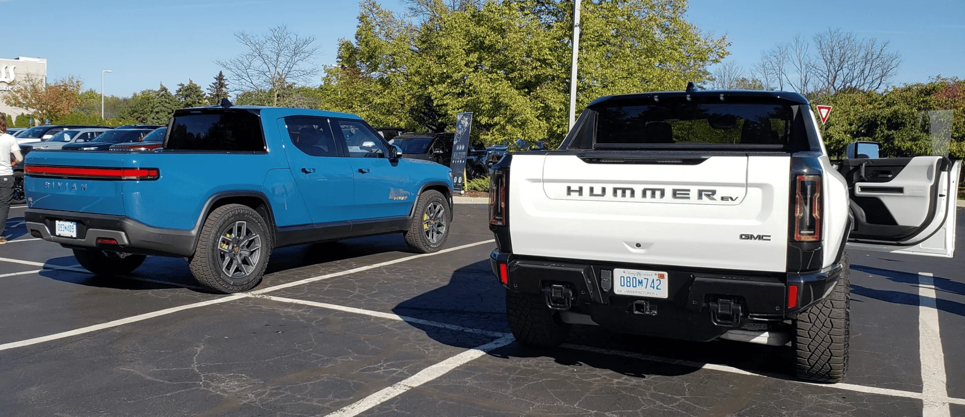 Rivian R1T R1S R1T vs GMC Hummer EV side-by-side look 1634668097741