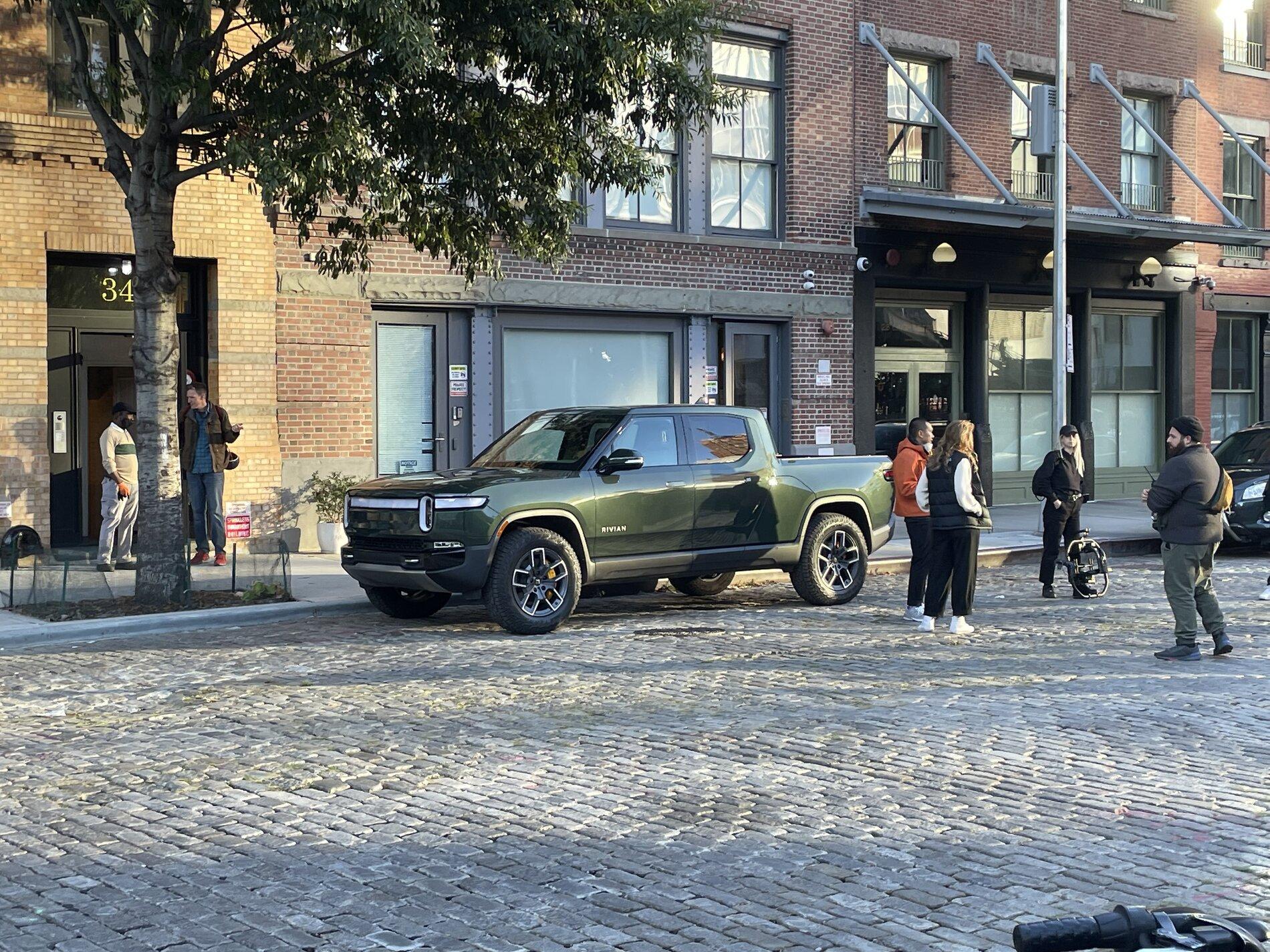 Rivian R1T R1S FOREST GREEN R1T Photos 2022 Rivian R1T Forest Green 1