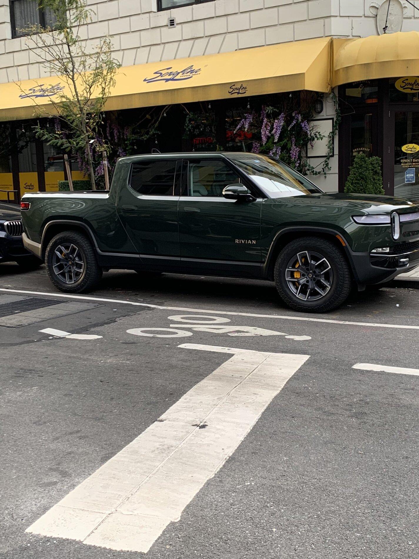 Rivian R1T R1S FOREST GREEN R1T Photos 2022 Rivian R1T Forest Green 3