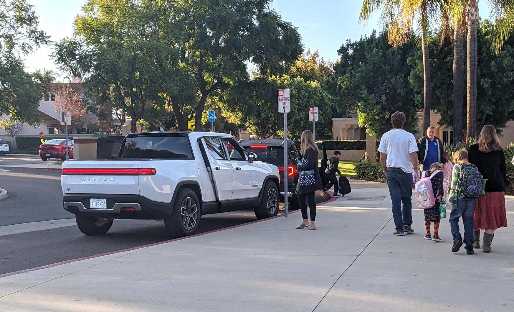 Rivian R1T R1S GLACIER WHITE R1T  Photos Glacier White Rivian R1T