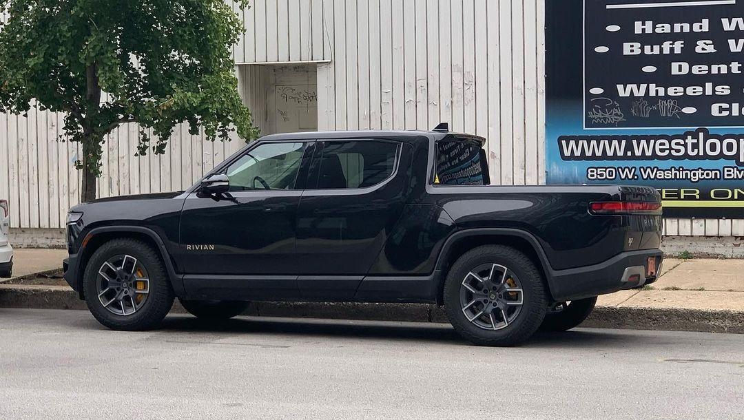 Rivian R1T R1S MIDNIGHT (Black) Rivian Photos 2022 Rivian R1T Midnight Black 2