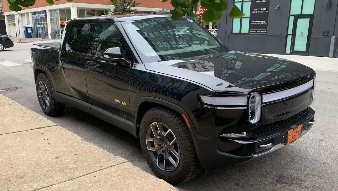 Rivian R1T R1S MIDNIGHT (Black) Rivian Photos 2022 Rivian R1T Midnight Black 1