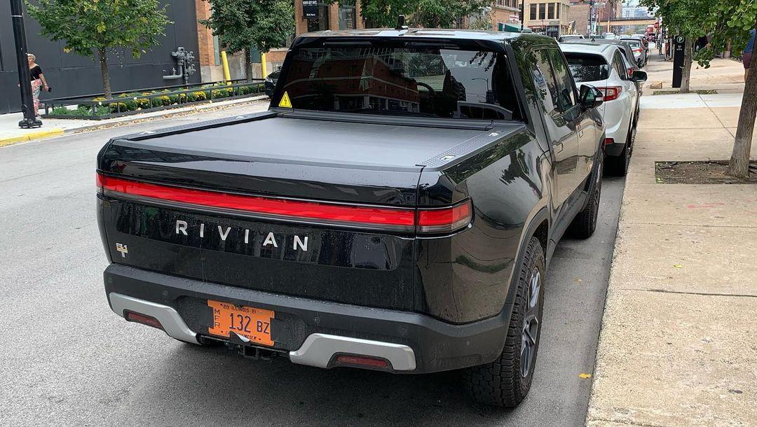 Rivian R1T R1S MIDNIGHT (Black) Rivian Photos 2022 Rivian R1T Midnight Black 3