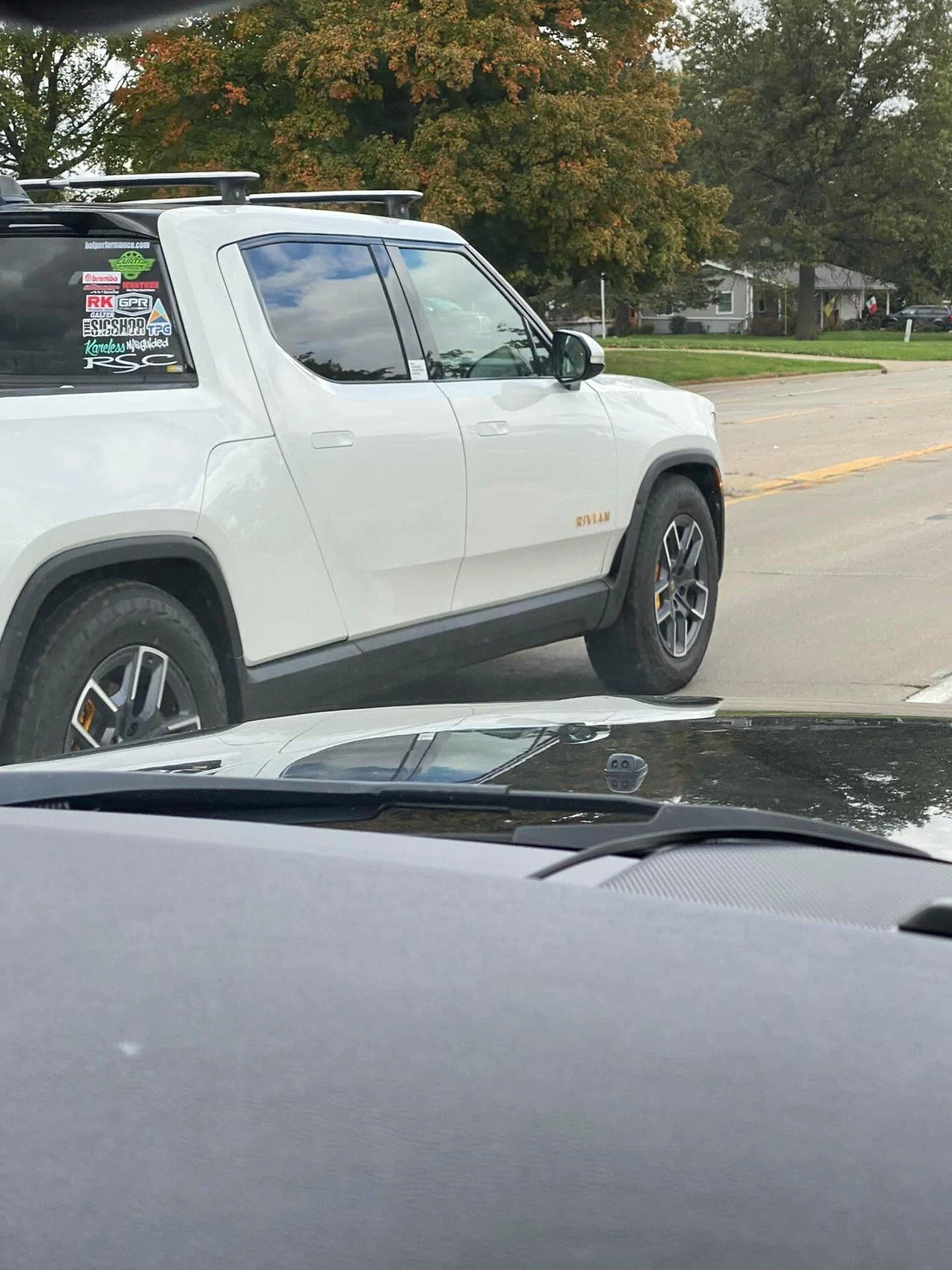 Rivian R1T R1S GLACIER WHITE R1T  Photos Rivian R1T Glacier Whit