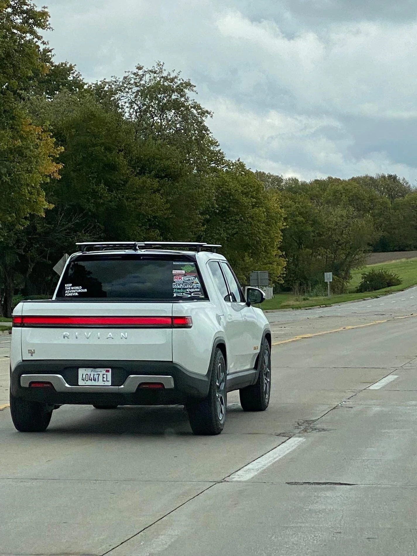 Rivian R1T R1S GLACIER WHITE R1T  Photos Glacier White 2022 Rivian R1T 2