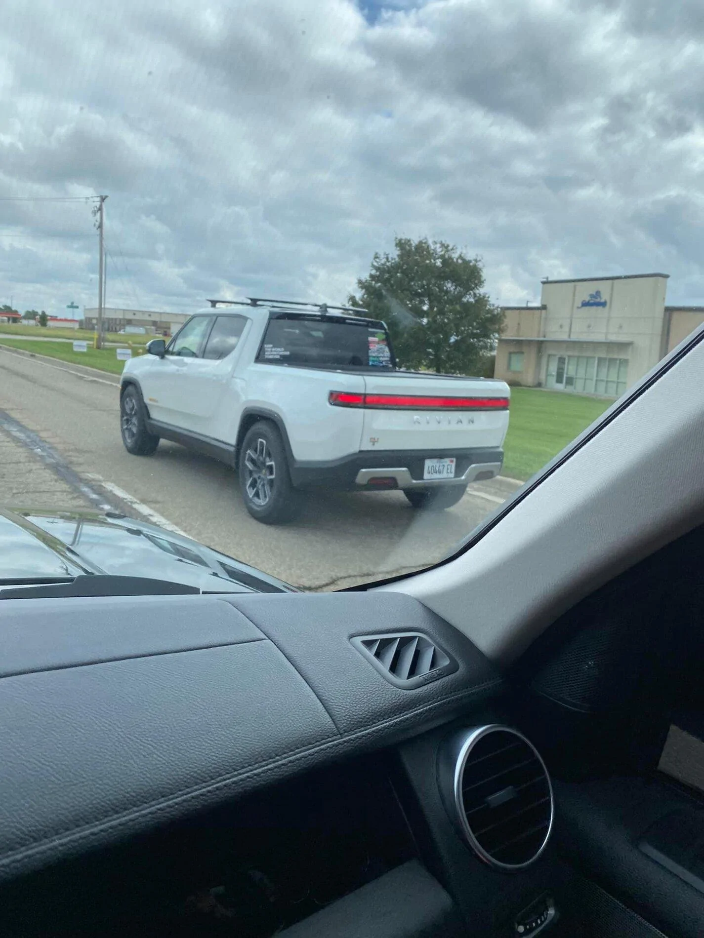 Rivian R1T R1S GLACIER WHITE R1T  Photos Glacier White 2022 Rivian R1T 3