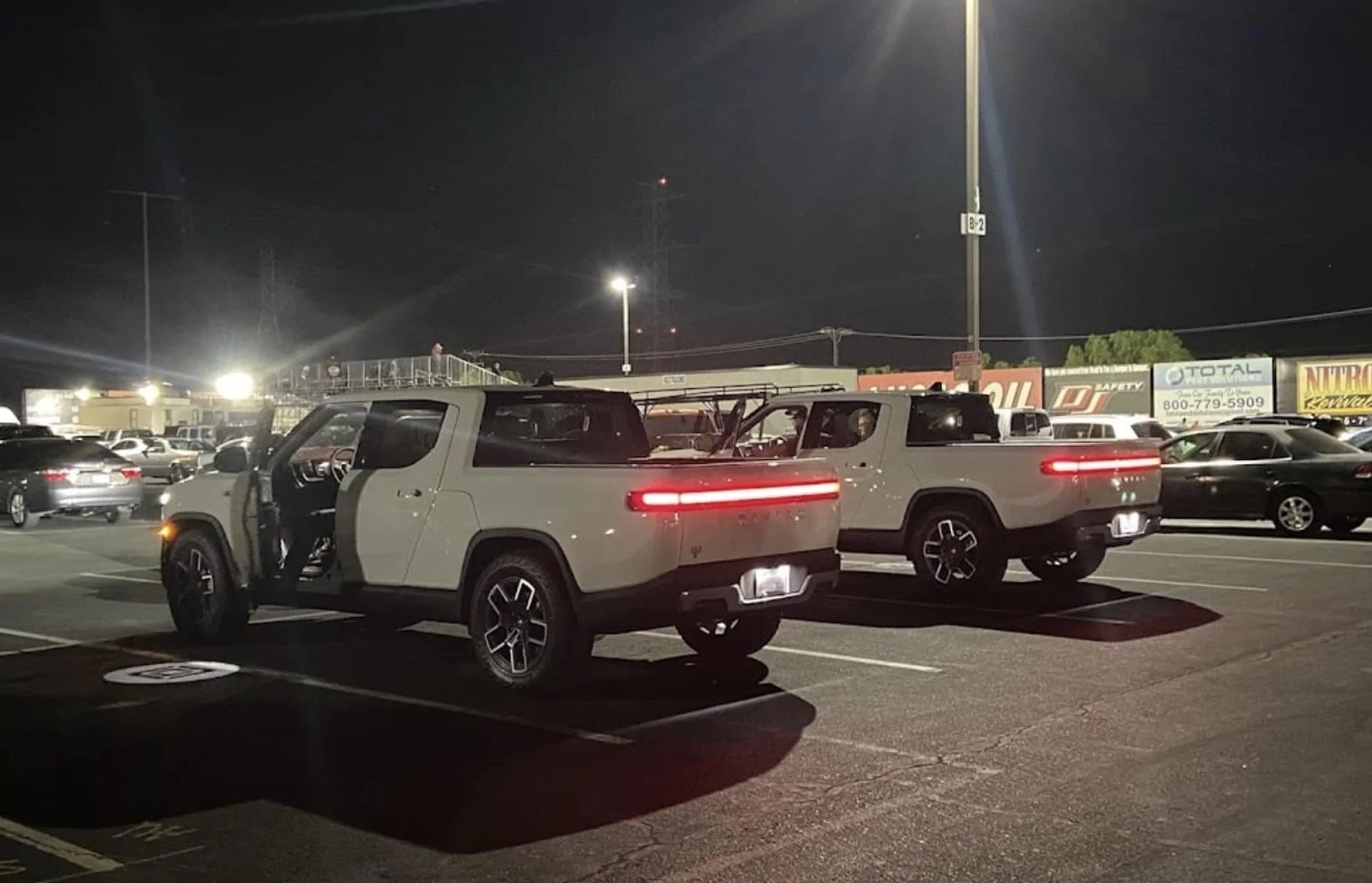 Rivian R1T R1S GLACIER WHITE R1T  Photos Twin Rivian R1T Glacier Whit