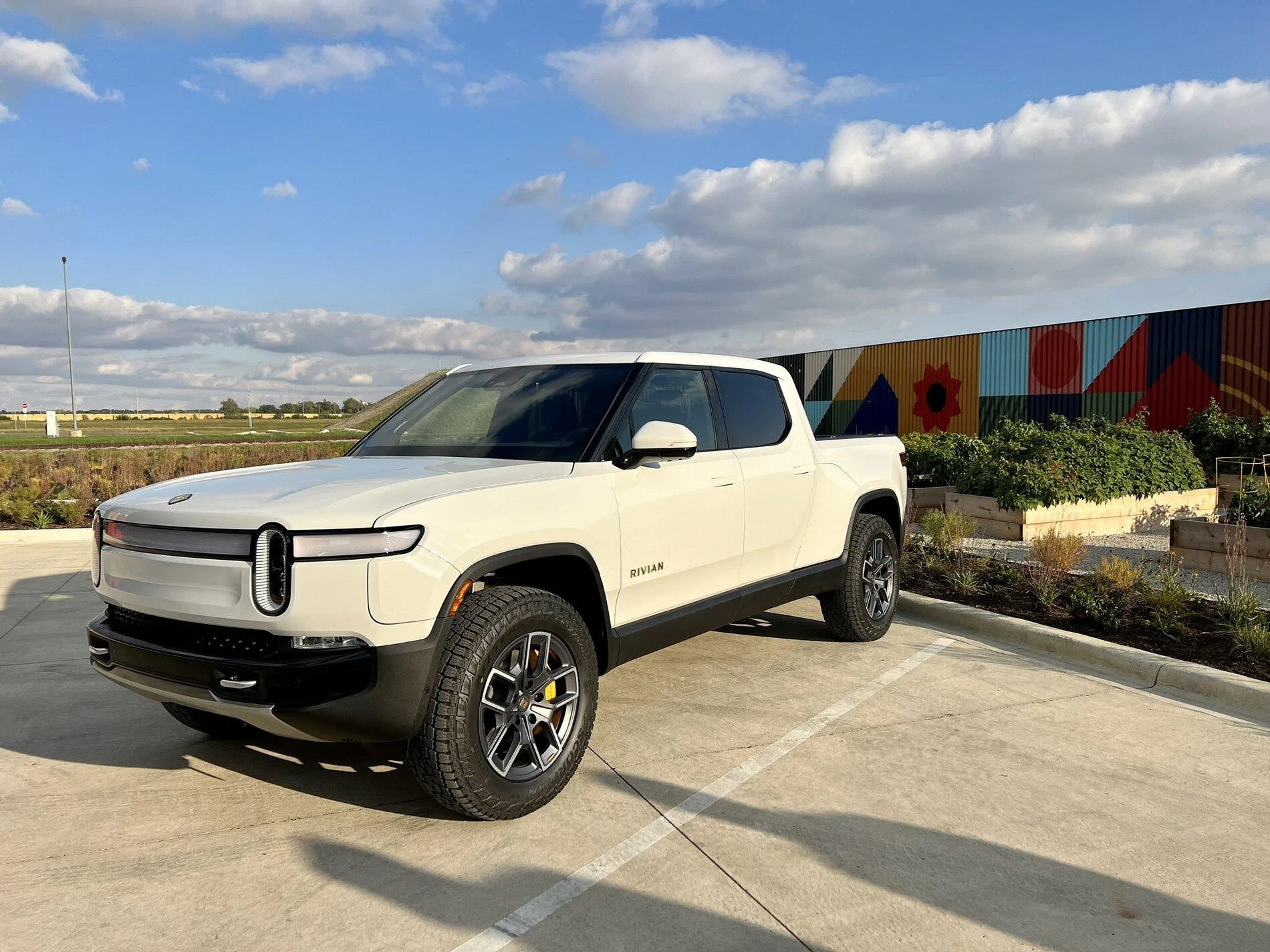 Rivian R1T R1S First Glacier White R1T Delivery FCYWcypXEAQZX1v