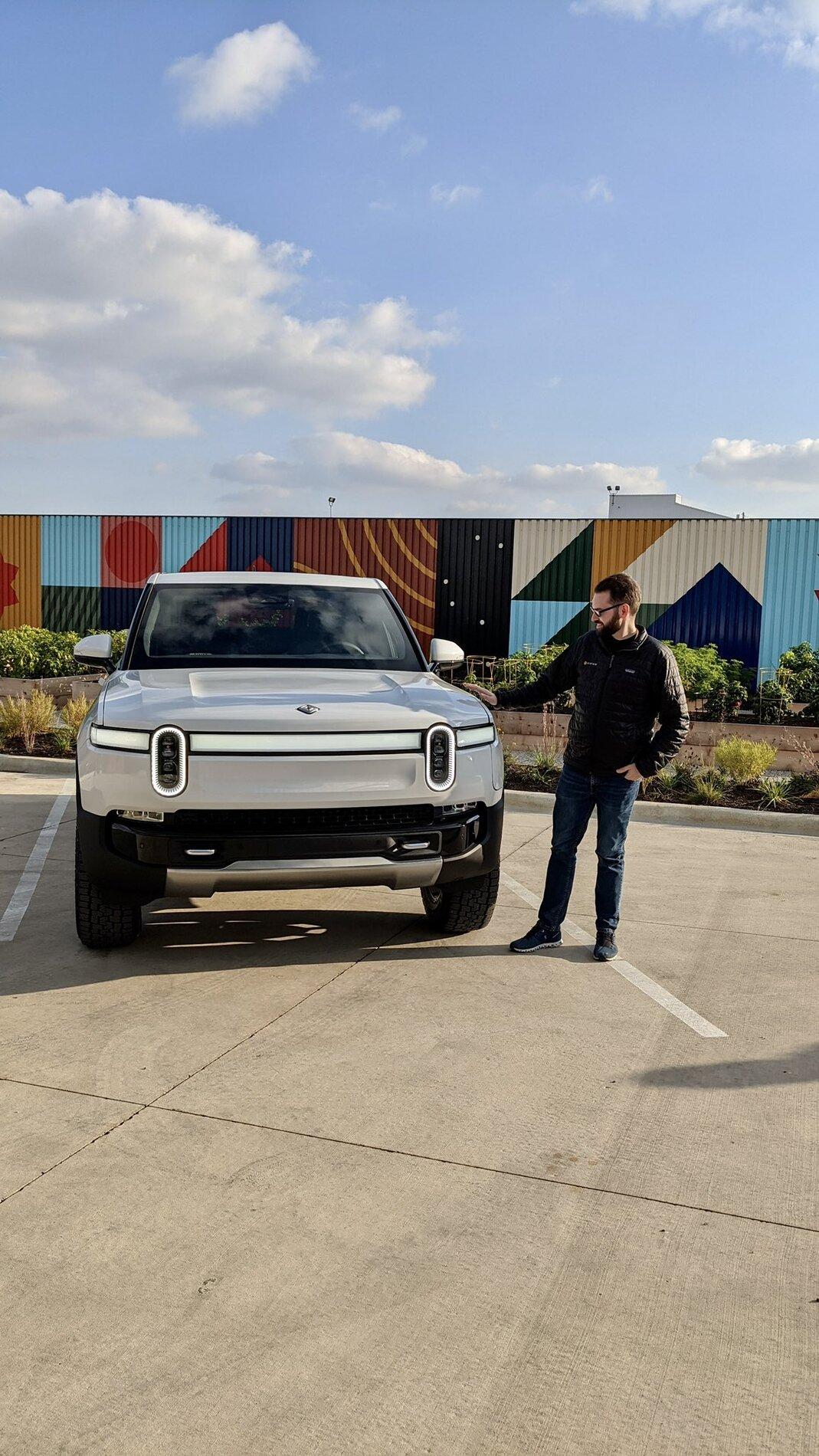 Rivian R1T R1S First Glacier White R1T Delivery FCYWcyEWUAAKGqJ