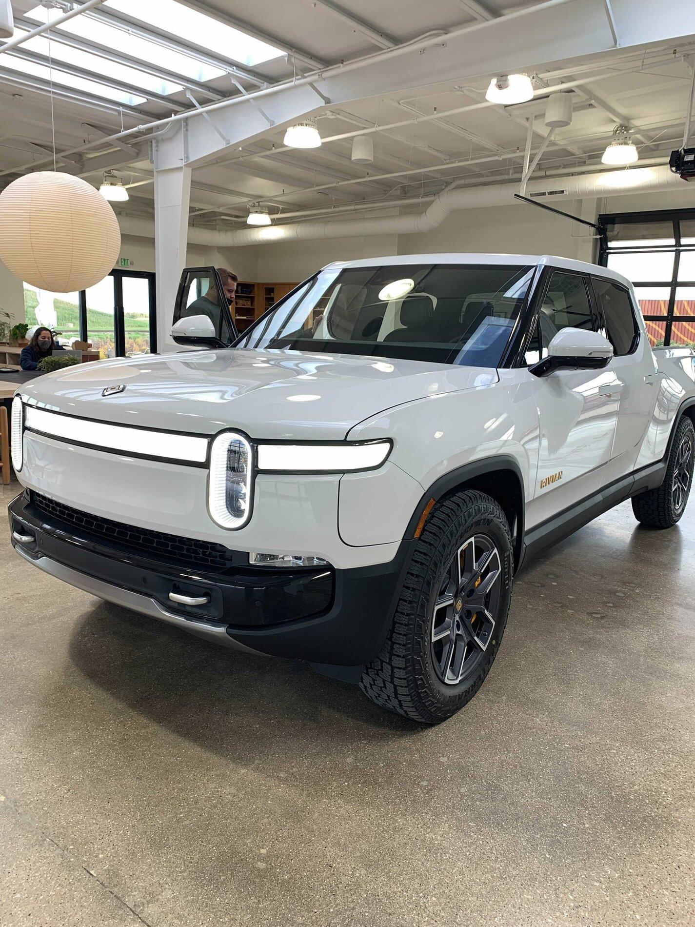 Rivian R1T R1S First Glacier White R1T Delivery FCYWczFWYAMheLA
