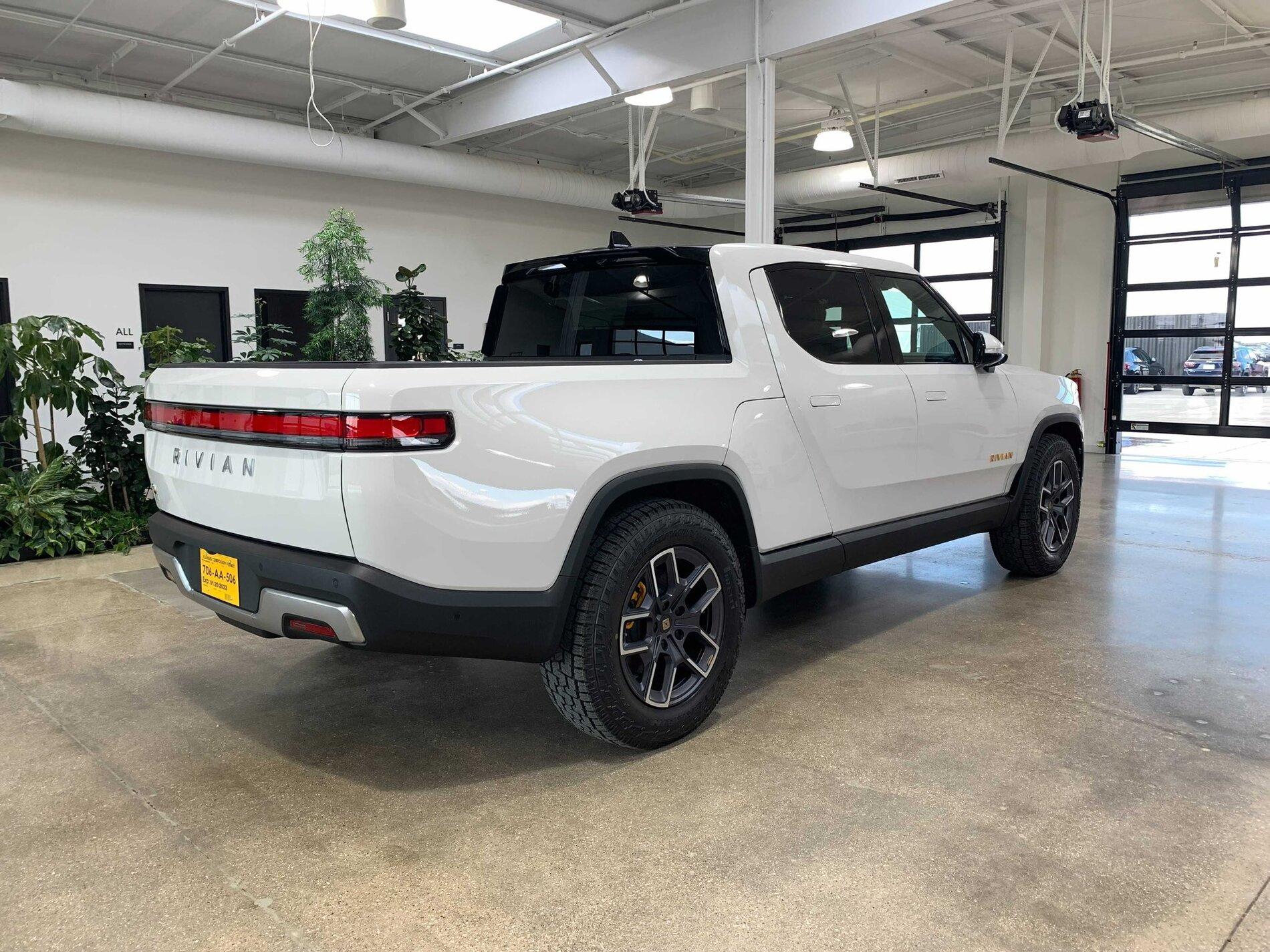 Rivian R1T R1S GLACIER WHITE R1T  Photos fcywc7qxoae-fsv-jpe